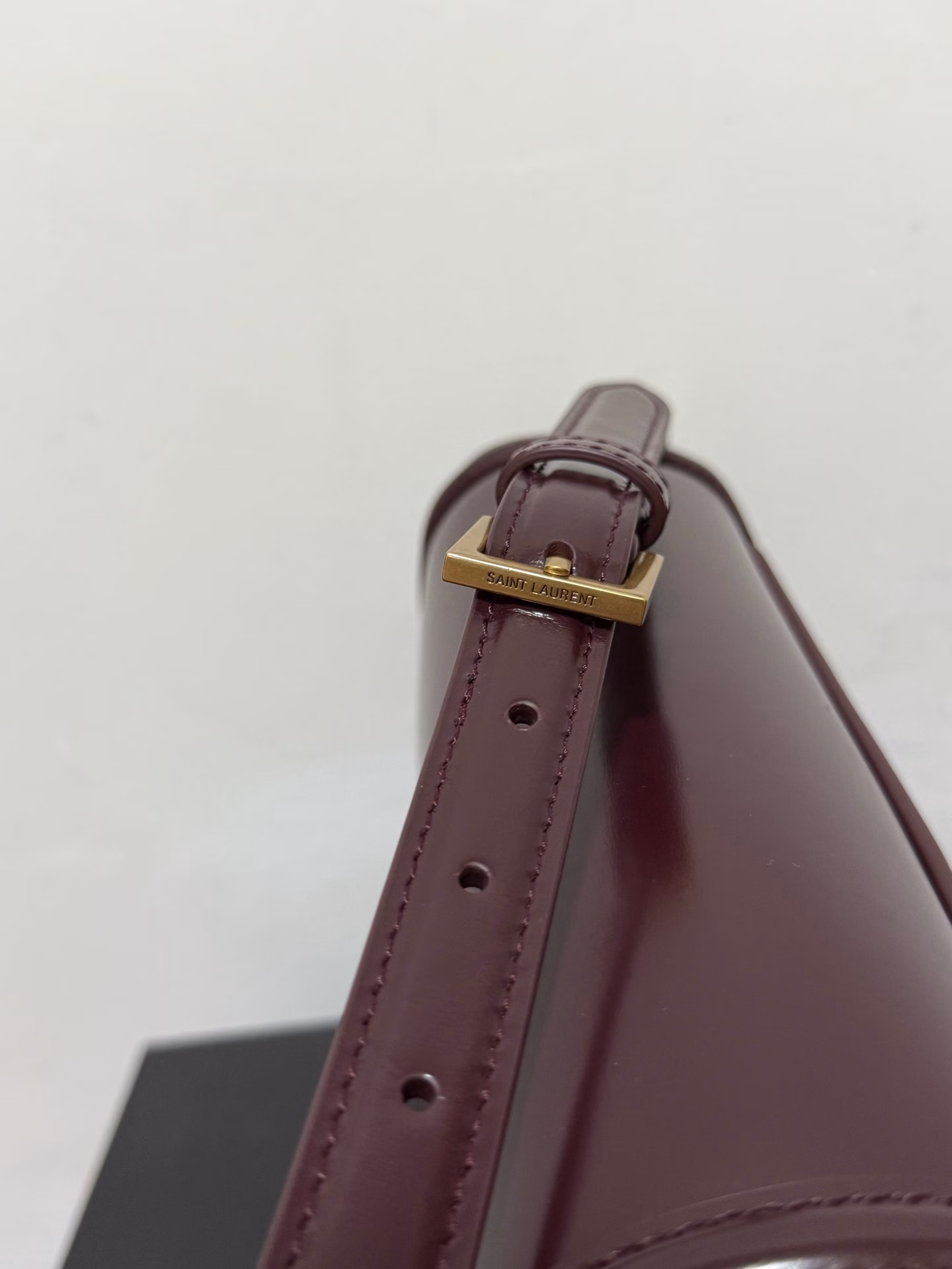 2025- Summer new Solferino tofu bagIt is the highlight of Sanint Laurent this season‼ ️It has already conquered the entire fashion circle just after it was launched!The simple design and smooth lines make this handbag very versatile💯Add the retro bronze hardware and innovative lock logo; I really like it more and more.