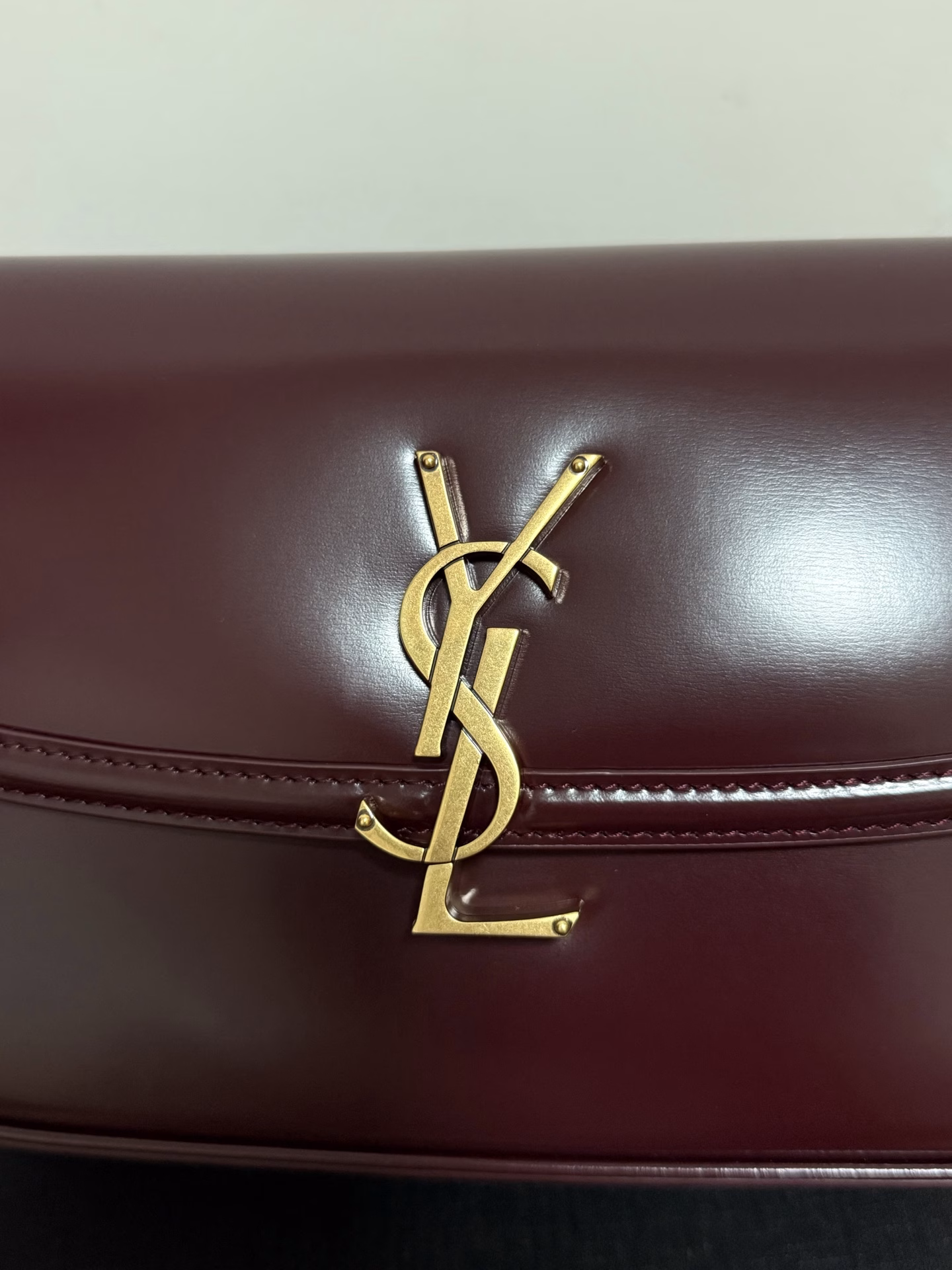 2025- Summer new Solferino tofu bagIt is the highlight of Sanint Laurent this season‼ ️It has already conquered the entire fashion circle just after it was launched!The simple design and smooth lines make this handbag very versatile💯Add the retro bronze hardware and innovative lock logo; I really like it more and more.