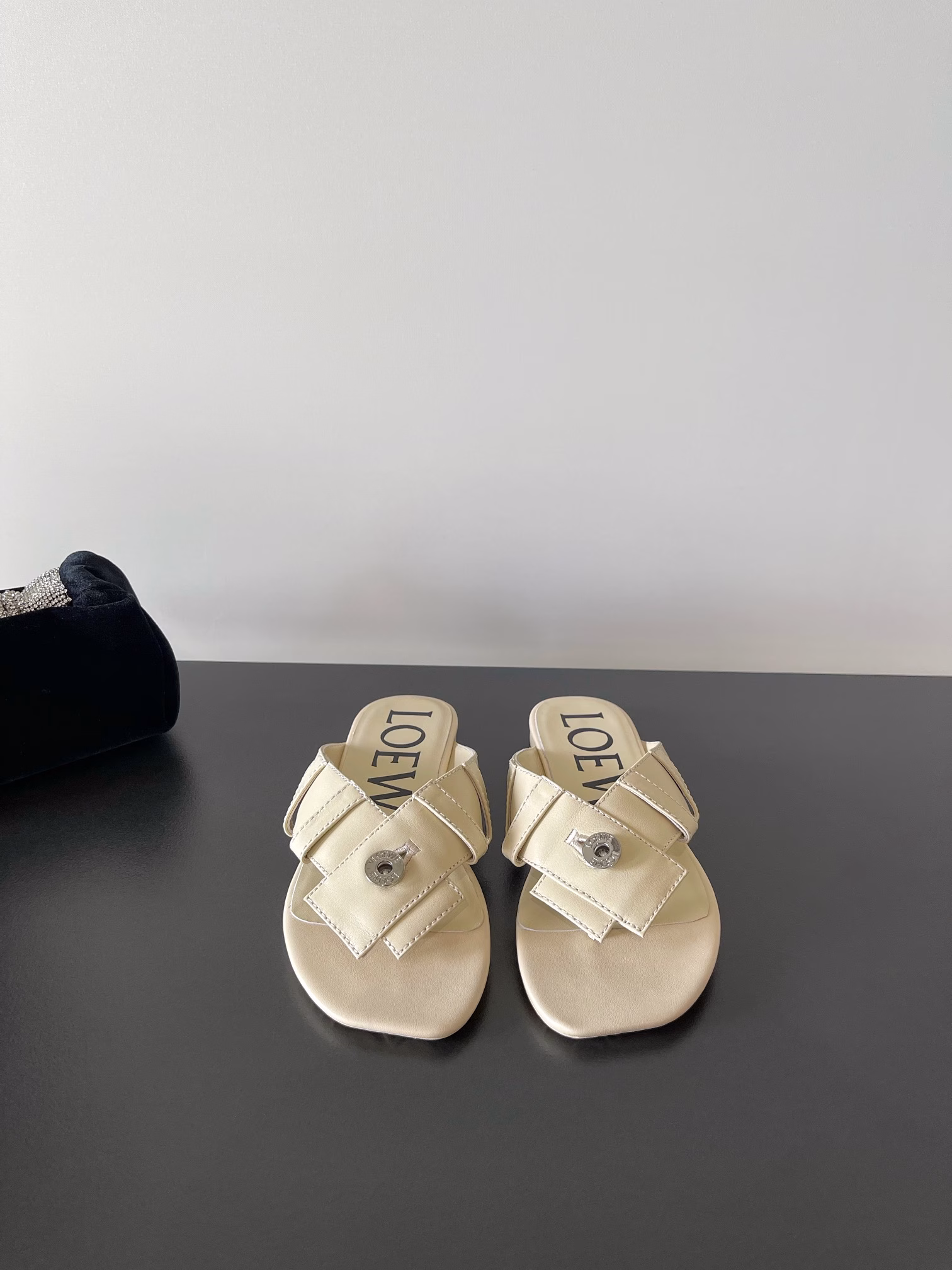 LOEW*'s latest brand new clip-on leather slippers✔️Classic belt buttons and anti-slip pattern with Anaram logo on the sole! A versatile slipper for the next summer, suitable for any occasion, buy with your eyes closed