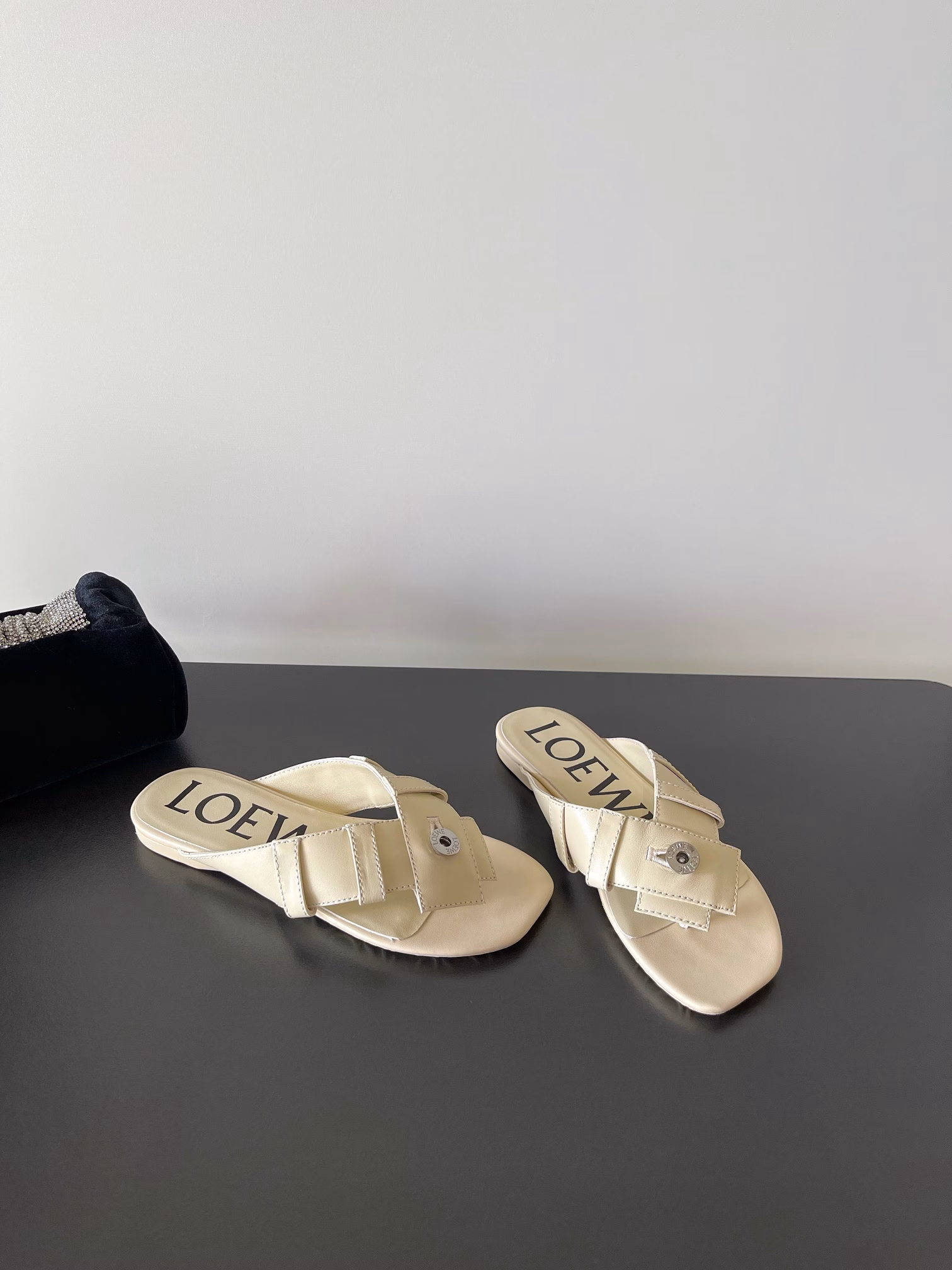 LOEW*'s latest brand new clip-on leather slippers✔️Classic belt buttons and anti-slip pattern with Anaram logo on the sole! A versatile slipper for the next summer, suitable for any occasion, buy with your eyes closed