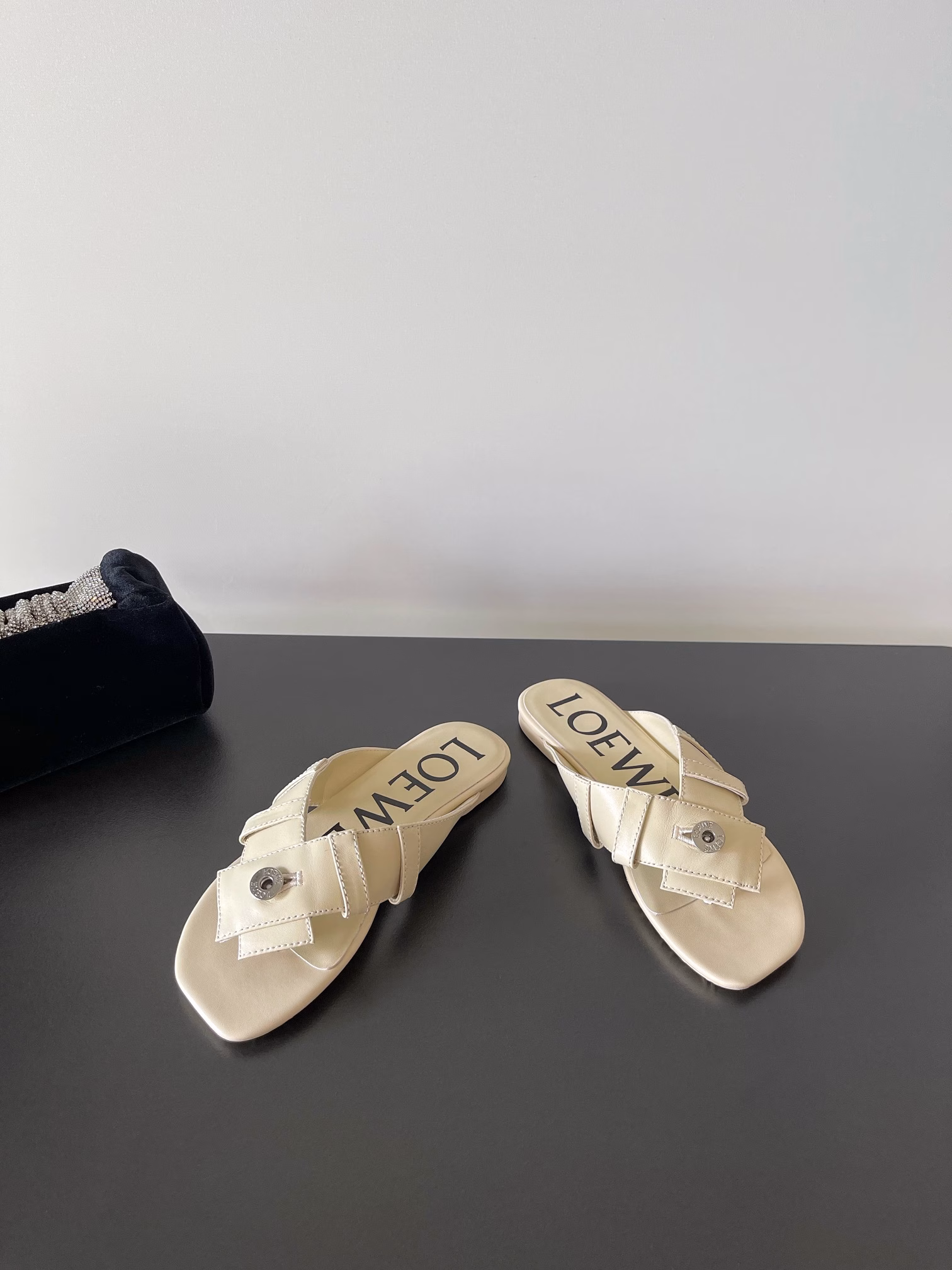 LOEW*'s latest brand new clip-on leather slippers✔️Classic belt buttons and anti-slip pattern with Anaram logo on the sole! A versatile slipper for the next summer, suitable for any occasion, buy with your eyes closed