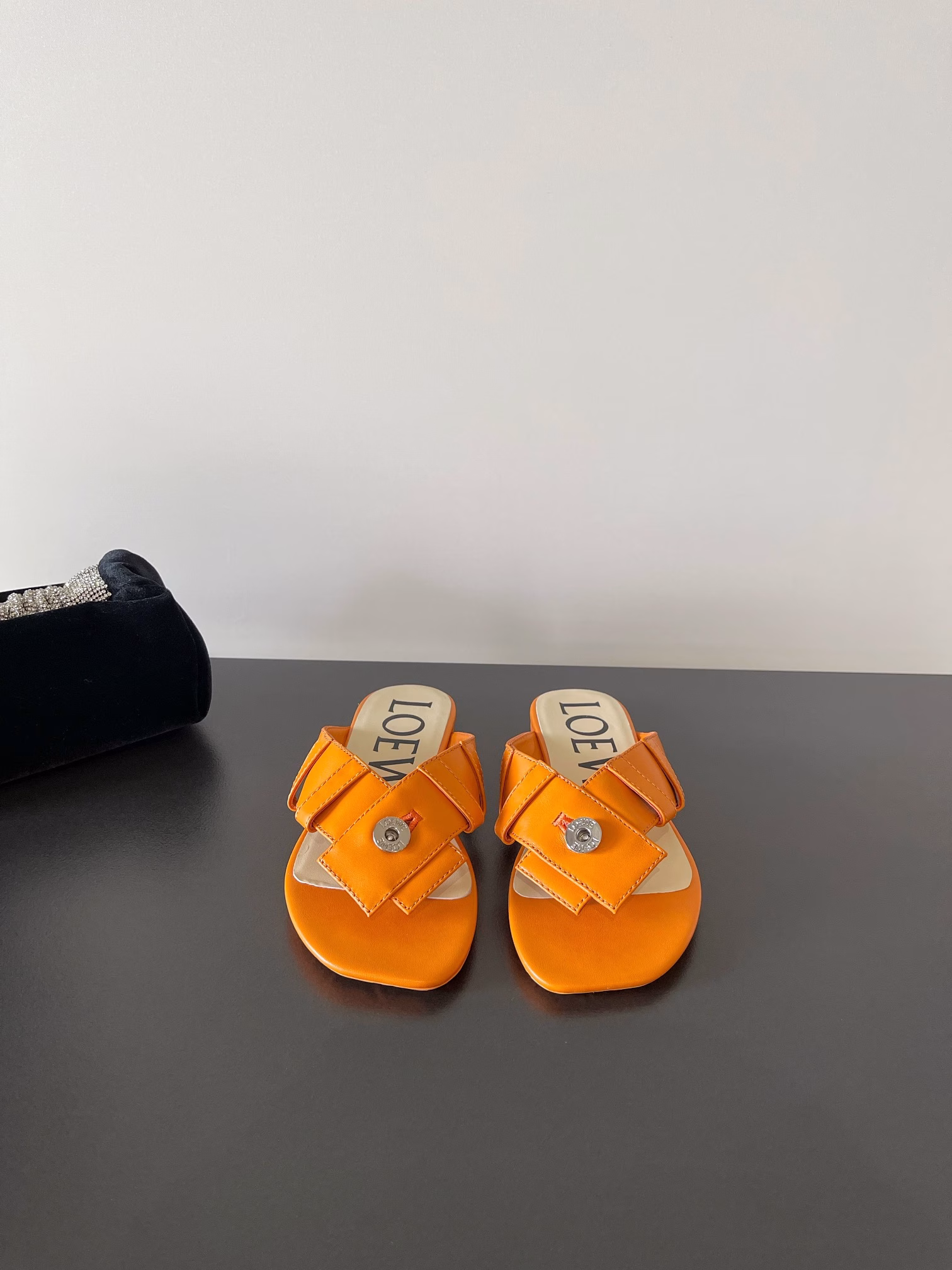 LOEW*'s latest brand new clip-on leather slippers✔️Classic belt buttons and anti-slip pattern with Anaram logo on the sole! A versatile slipper for the next summer, suitable for any occasion, buy with your eyes closed