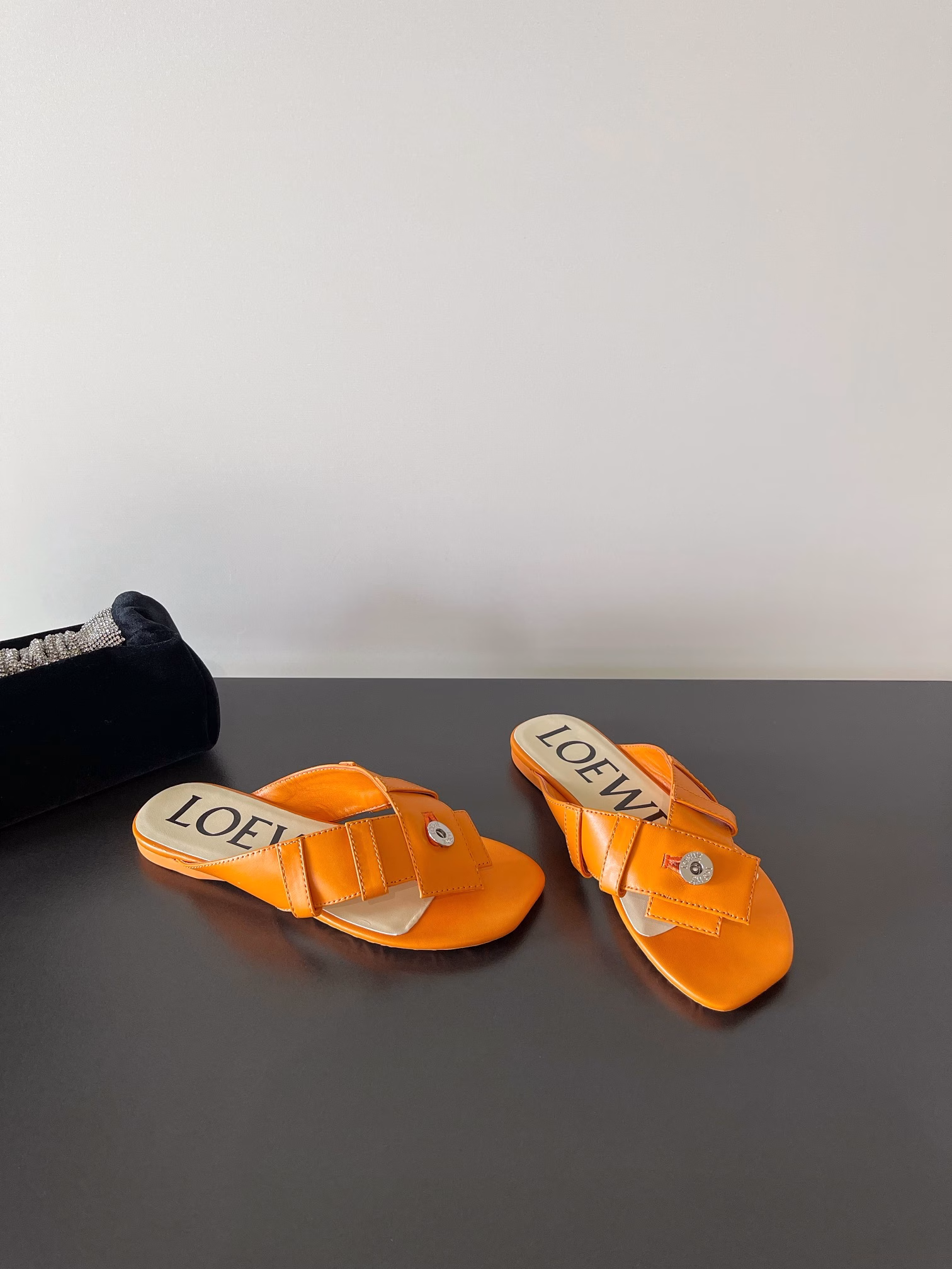 LOEW*'s latest brand new clip-on leather slippers✔️Classic belt buttons and anti-slip pattern with Anaram logo on the sole! A versatile slipper for the next summer, suitable for any occasion, buy with your eyes closed