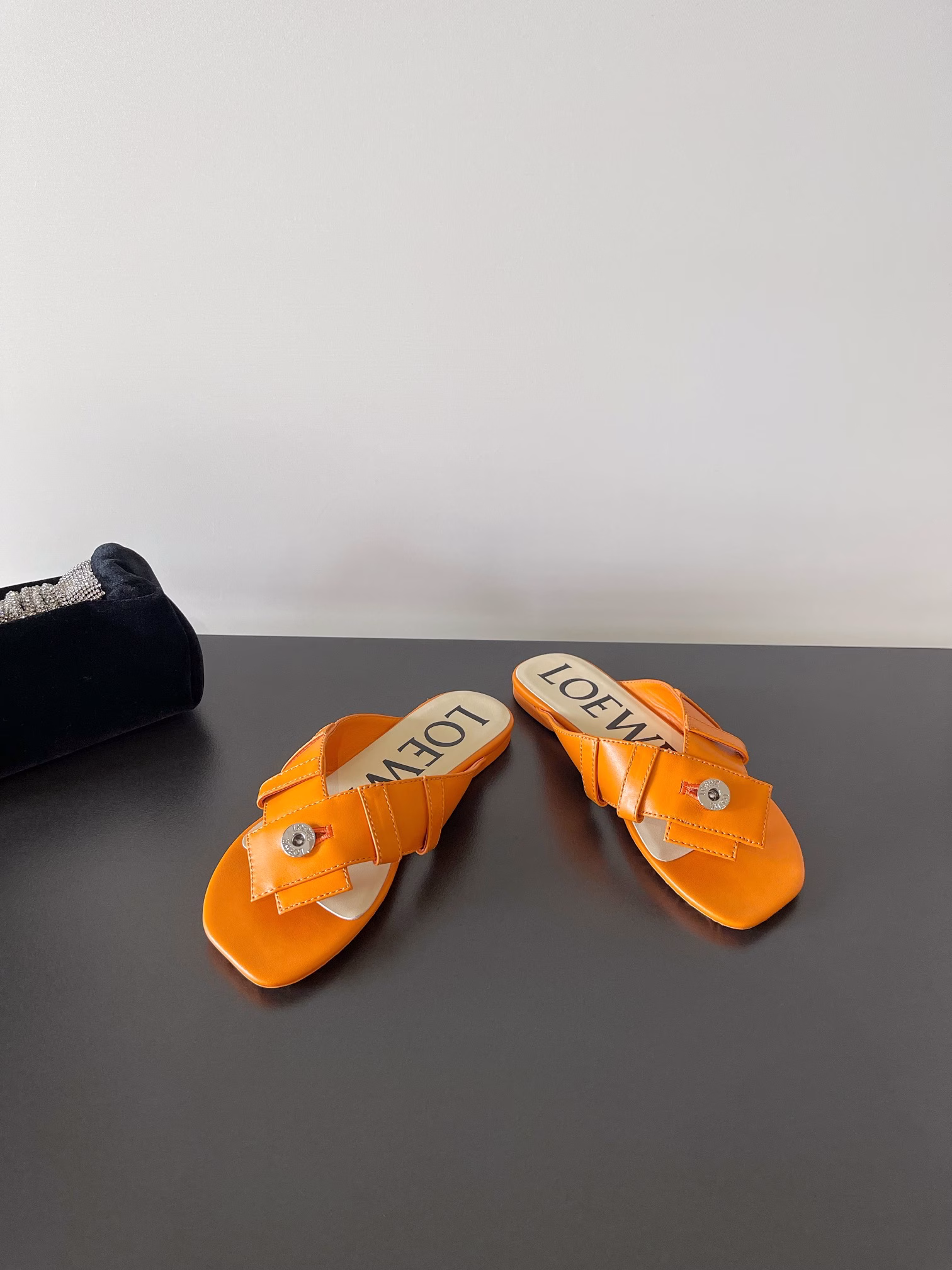 LOEW*'s latest brand new clip-on leather slippers✔️Classic belt buttons and anti-slip pattern with Anaram logo on the sole! A versatile slipper for the next summer, suitable for any occasion, buy with your eyes closed
