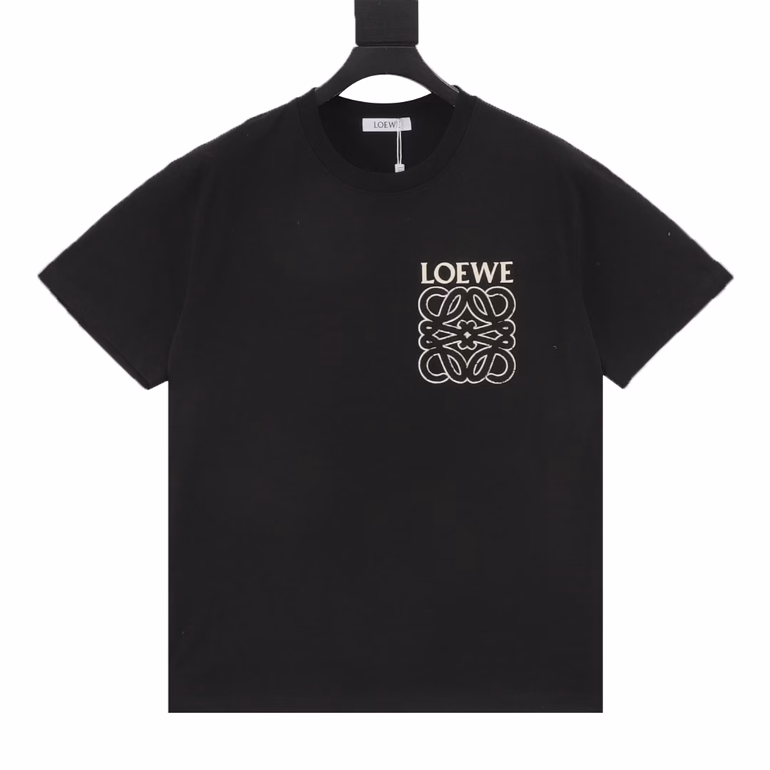 Loewe Pocket Towel Embroidered Logo Short SleeveLOEWE's new top is made of high-weight pure cotton fabric, the surface is clean, comfortable and breathable, 16-needle high-density stitching reinforces the neckline and armholes, can withstand repeated wear, and refuses to deform and collapse. The left chest of the T-shirt uses high-precision laser leather cutting technology, and each edge is extremely neat, ensuring the accuracy and smoothness of the outline, giving the leather a modern sculpture-like three-dimensional sense. Built-in selected coral velvet flocking technology, clear layers, delicate and soft touch like clouds, customized Loewe leather bell with the same color striped trouser rope, full of exquisiteness