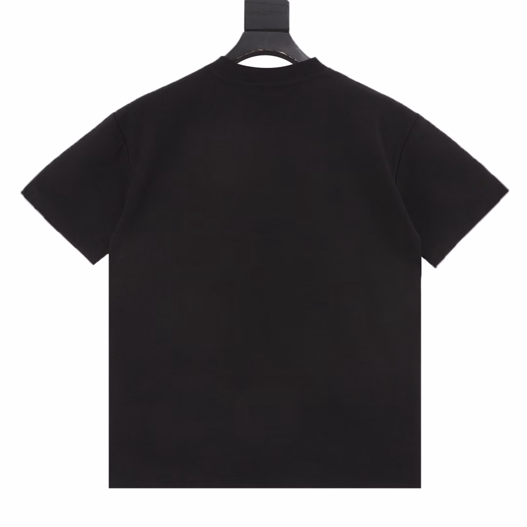 Loewe Pocket Towel Embroidered Logo Short SleeveLOEWE's new top is made of high-weight pure cotton fabric, the surface is clean, comfortable and breathable, 16-needle high-density stitching reinforces the neckline and armholes, can withstand repeated wear, and refuses to deform and collapse. The left chest of the T-shirt uses high-precision laser leather cutting technology, and each edge is extremely neat, ensuring the accuracy and smoothness of the outline, giving the leather a modern sculpture-like three-dimensional sense. Built-in selected coral velvet flocking technology, clear layers, delicate and soft touch like clouds, customized Loewe leather bell with the same color striped trouser rope, full of exquisiteness