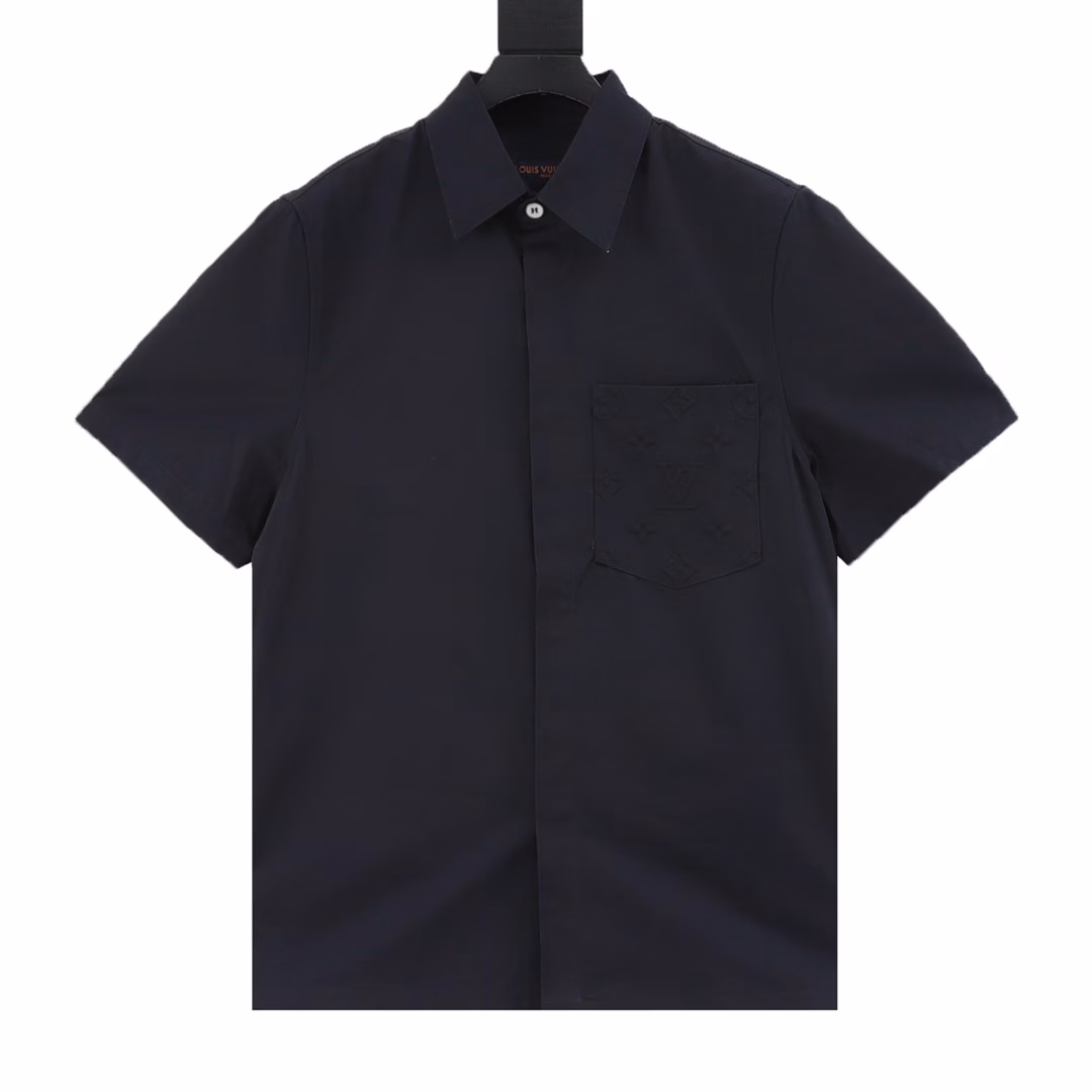 Louis Vuitton Pocket Monogram Embossed Short Sleeve ShirtLV's new short-sleeved shirt uses comfortable and slightly elastic blended twill cotton, and the Monogram pattern is embossed on the chest patch pocket, which can inject a neat atmosphere into daily style. It can also be paired with the same style of shorts to create a personalized look.