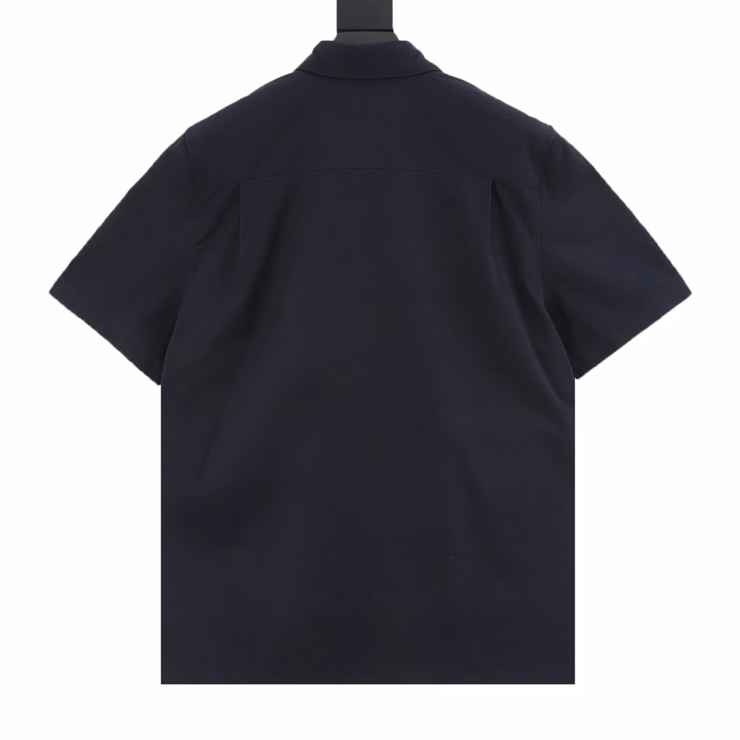 Louis Vuitton Pocket Monogram Embossed Short Sleeve ShirtLV's new short-sleeved shirt uses comfortable and slightly elastic blended twill cotton, and the Monogram pattern is embossed on the chest patch pocket, which can inject a neat atmosphere into daily style. It can also be paired with the same style of shorts to create a personalized look.