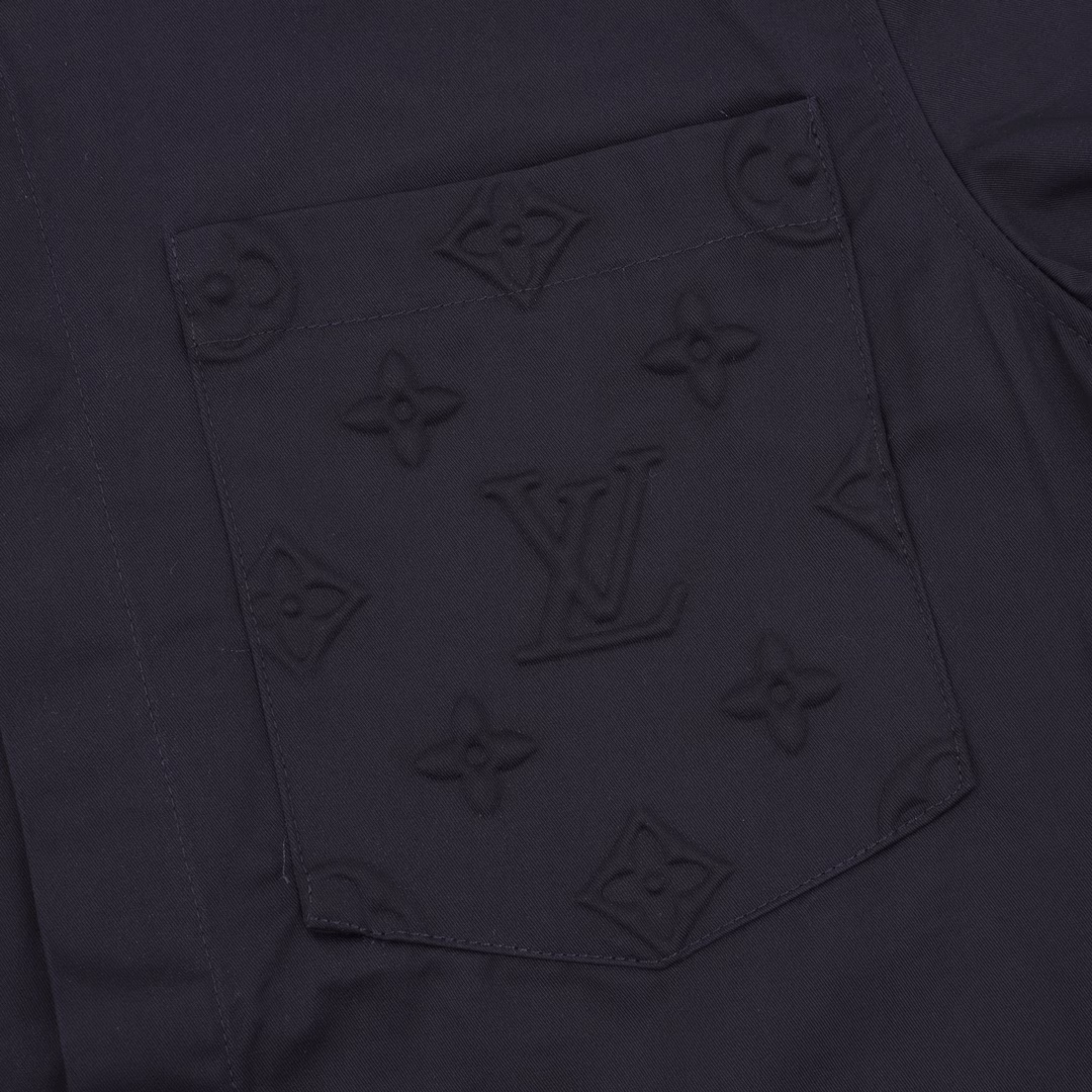 Louis Vuitton Pocket Monogram Embossed Short Sleeve ShirtLV's new short-sleeved shirt uses comfortable and slightly elastic blended twill cotton, and the Monogram pattern is embossed on the chest patch pocket, which can inject a neat atmosphere into daily style. It can also be paired with the same style of shorts to create a personalized look.