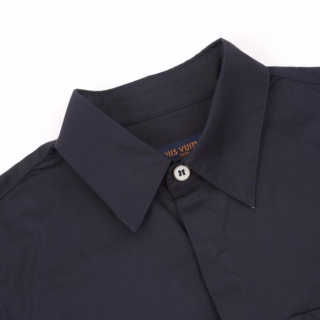 Louis Vuitton Pocket Monogram Embossed Short Sleeve ShirtLV's new short-sleeved shirt uses comfortable and slightly elastic blended twill cotton, and the Monogram pattern is embossed on the chest patch pocket, which can inject a neat atmosphere into daily style. It can also be paired with the same style of shorts to create a personalized look.