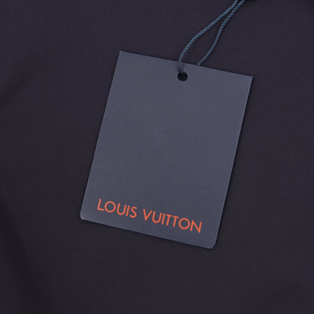 Louis Vuitton Pocket Monogram Embossed Short Sleeve ShirtLV's new short-sleeved shirt uses comfortable and slightly elastic blended twill cotton, and the Monogram pattern is embossed on the chest patch pocket, which can inject a neat atmosphere into daily style. It can also be paired with the same style of shorts to create a personalized look.