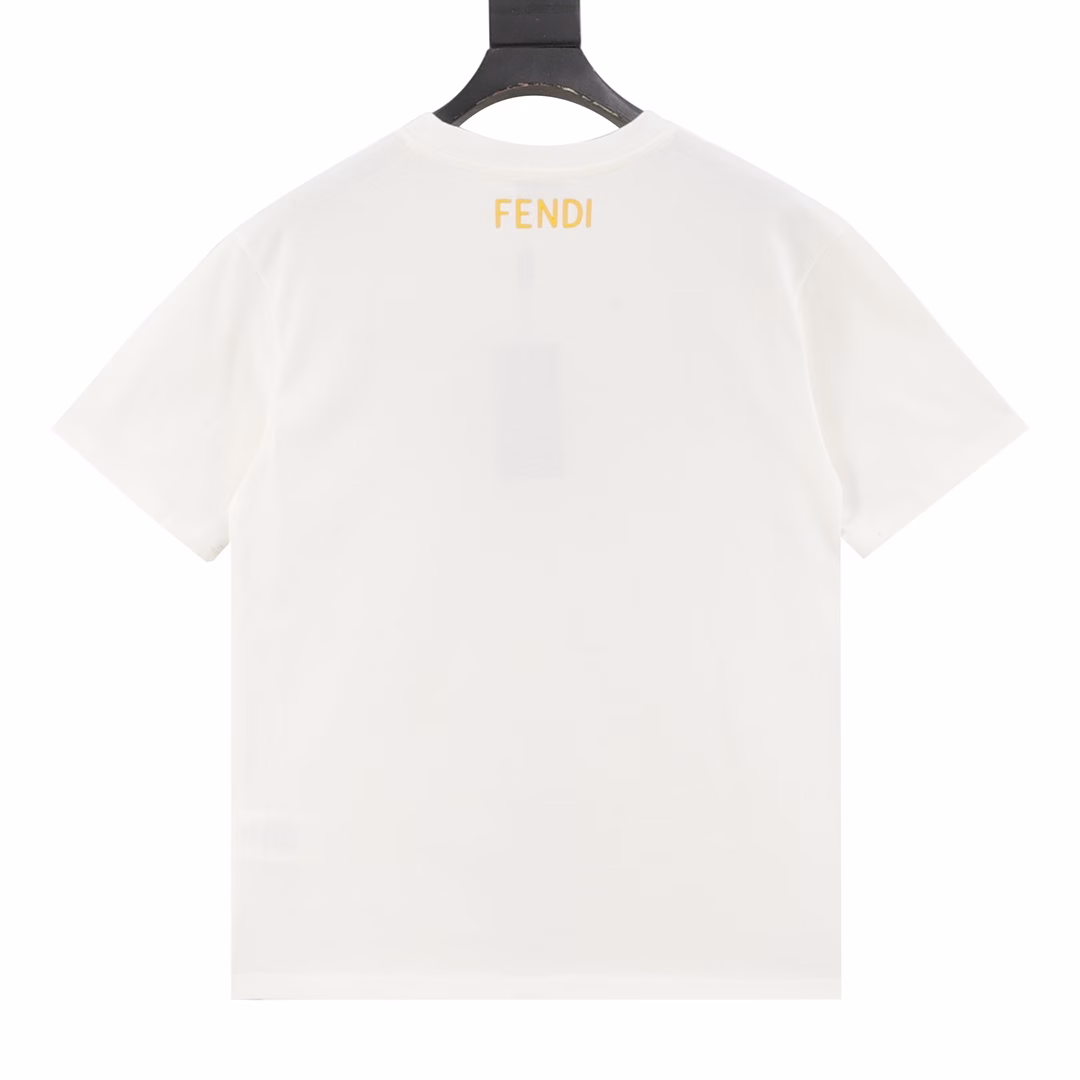 Fendi classic monster rubber eye short sleevesSummer new product Monster eye rubber printed round neck short sleeve T-shirt with small buttons at the bottom corners and silicone letter logo on the back. Customized 32-count 280g pure cotton fabric, very comfortable to the touch, washed, no shrinkage, no deformation, no fading, gradient letter logo, loose oversize version, very versatile, same style for men and women.