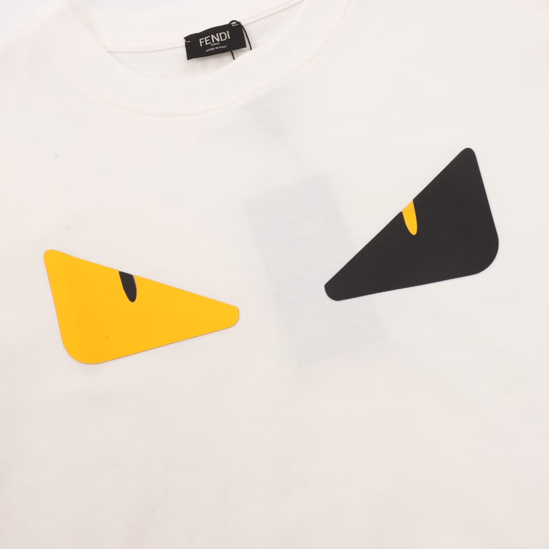 Fendi classic monster rubber eye short sleevesSummer new product Monster eye rubber printed round neck short sleeve T-shirt with small buttons at the bottom corners and silicone letter logo on the back. Customized 32-count 280g pure cotton fabric, very comfortable to the touch, washed, no shrinkage, no deformation, no fading, gradient letter logo, loose oversize version, very versatile, same style for men and women.