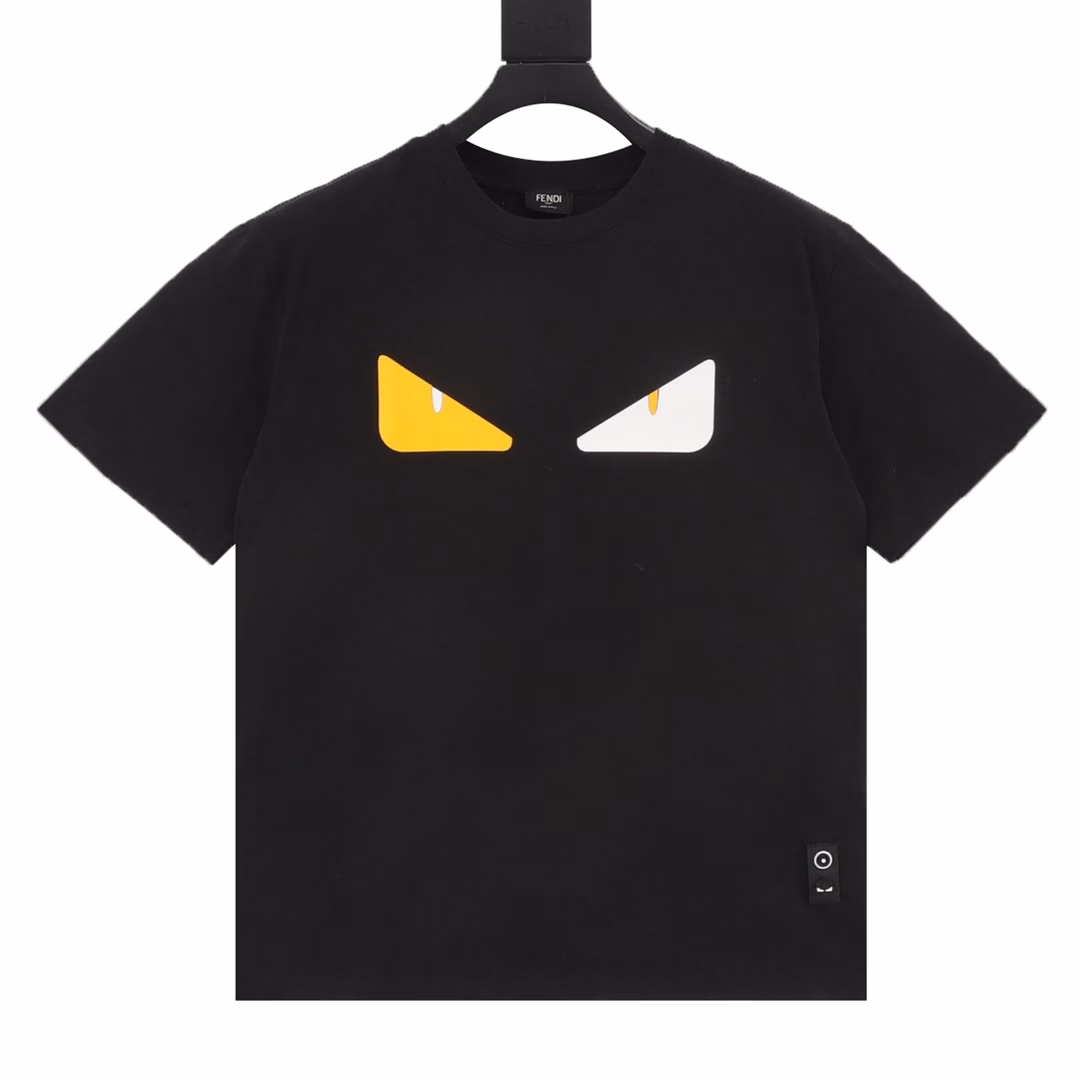 Fendi classic monster rubber eye short sleevesSummer new product Monster eye rubber printed round neck short sleeve T-shirt with small buttons at the bottom corners and silicone letter logo on the back. Customized 32-count 280g pure cotton fabric, very comfortable to the touch, washed, no shrinkage, no deformation, no fading, gradient letter logo, loose oversize version, very versatile, same style for men and women.