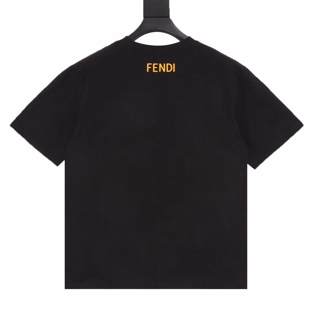 Fendi classic monster rubber eye short sleevesSummer new product Monster eye rubber printed round neck short sleeve T-shirt with small buttons at the bottom corners and silicone letter logo on the back. Customized 32-count 280g pure cotton fabric, very comfortable to the touch, washed, no shrinkage, no deformation, no fading, gradient letter logo, loose oversize version, very versatile, same style for men and women.