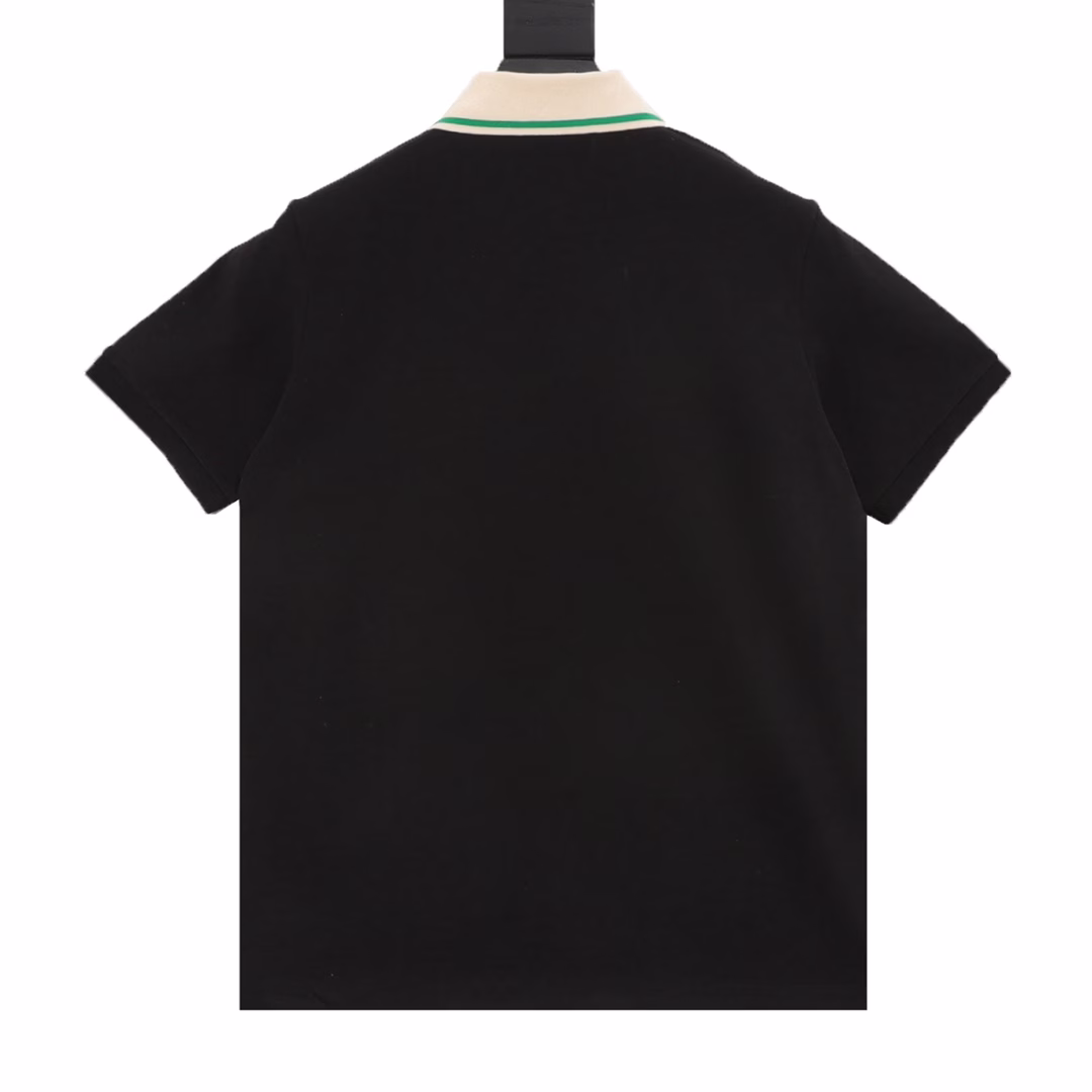 Gucci Shoulder Red and Green Web Polo Short SleeveThis fashionable Polo shirt is made of green heavy knitted cotton, carefully embellished with red and blue striped web and vintage GG embroidered patches.The chest pocket has a vintage GG embroidered patch and ribbed piping to highlight the fashionable taste.