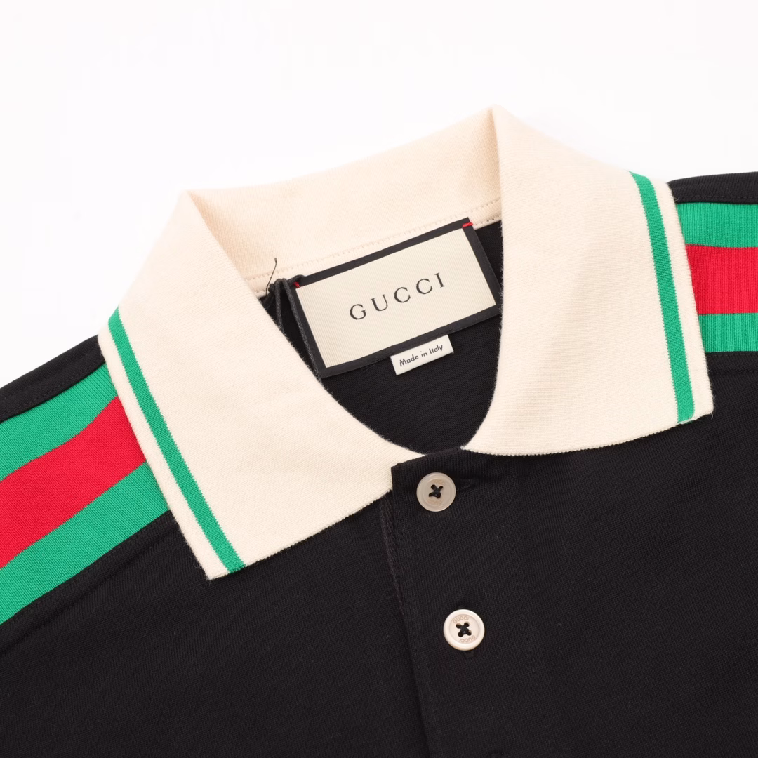 Gucci Shoulder Red and Green Web Polo Short SleeveThis fashionable Polo shirt is made of green heavy knitted cotton, carefully embellished with red and blue striped web and vintage GG embroidered patches.The chest pocket has a vintage GG embroidered patch and ribbed piping to highlight the fashionable taste.