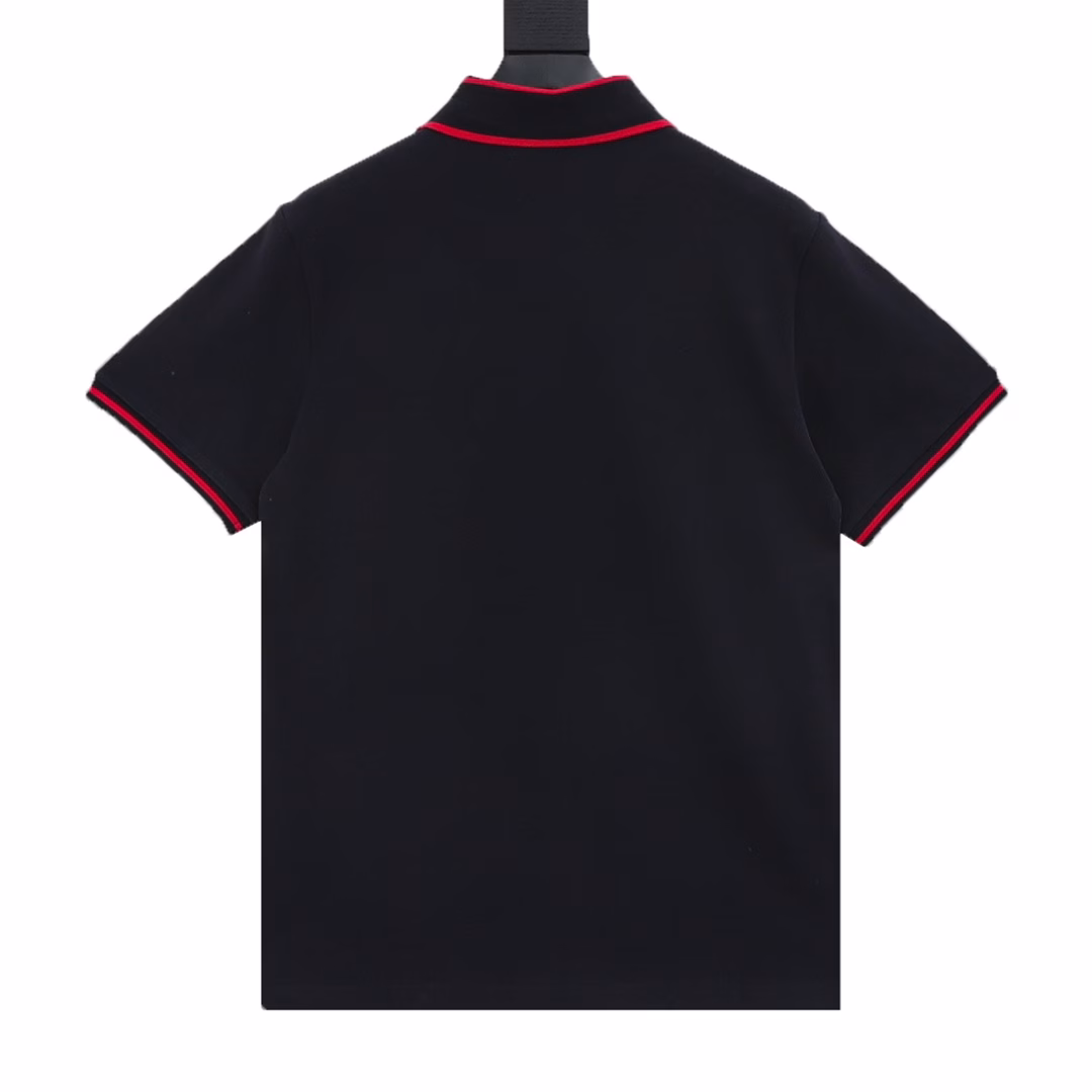 Gucci Neckline Ribbon Letter Short Sleeve PoloOriginal custom 200g cotton red fabric, thread dyed original. Inspired by the classic letter series. The cursive pattern design reinterprets the classic logo. The chest is decorated with a contrasting logo patch. The imported machine tatami embroidery technology makes the letter logo present a delicate and exquisite effect, enhancing the decorativeness. The designed letter logo is embroidered on the patch using an embroidery machine. Unisex style