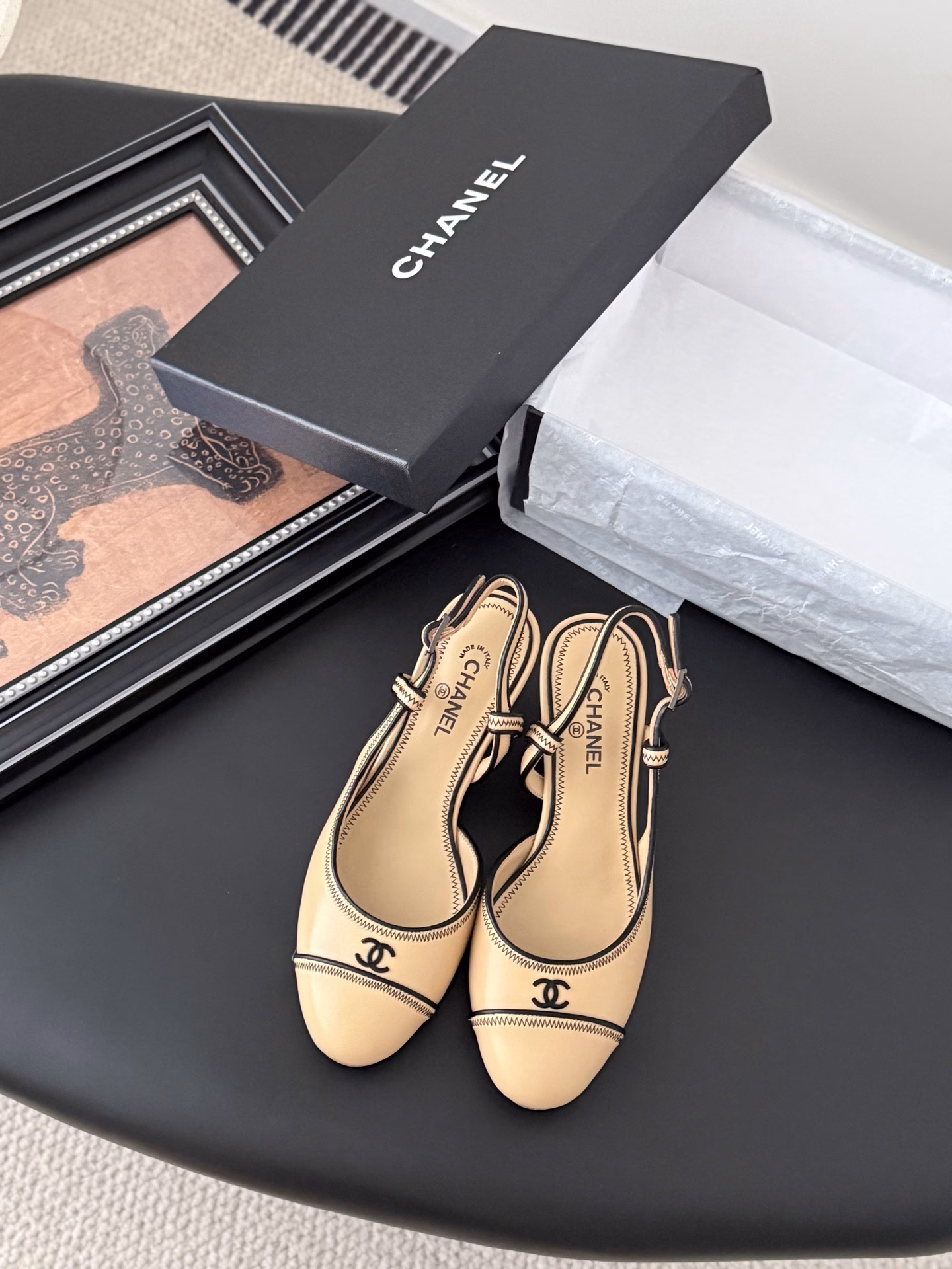 Chanel Vintage Series SandalsSimple but not simplistic, especially slim feet.Customized upper, sheepskin lining, thickened leather outsole.