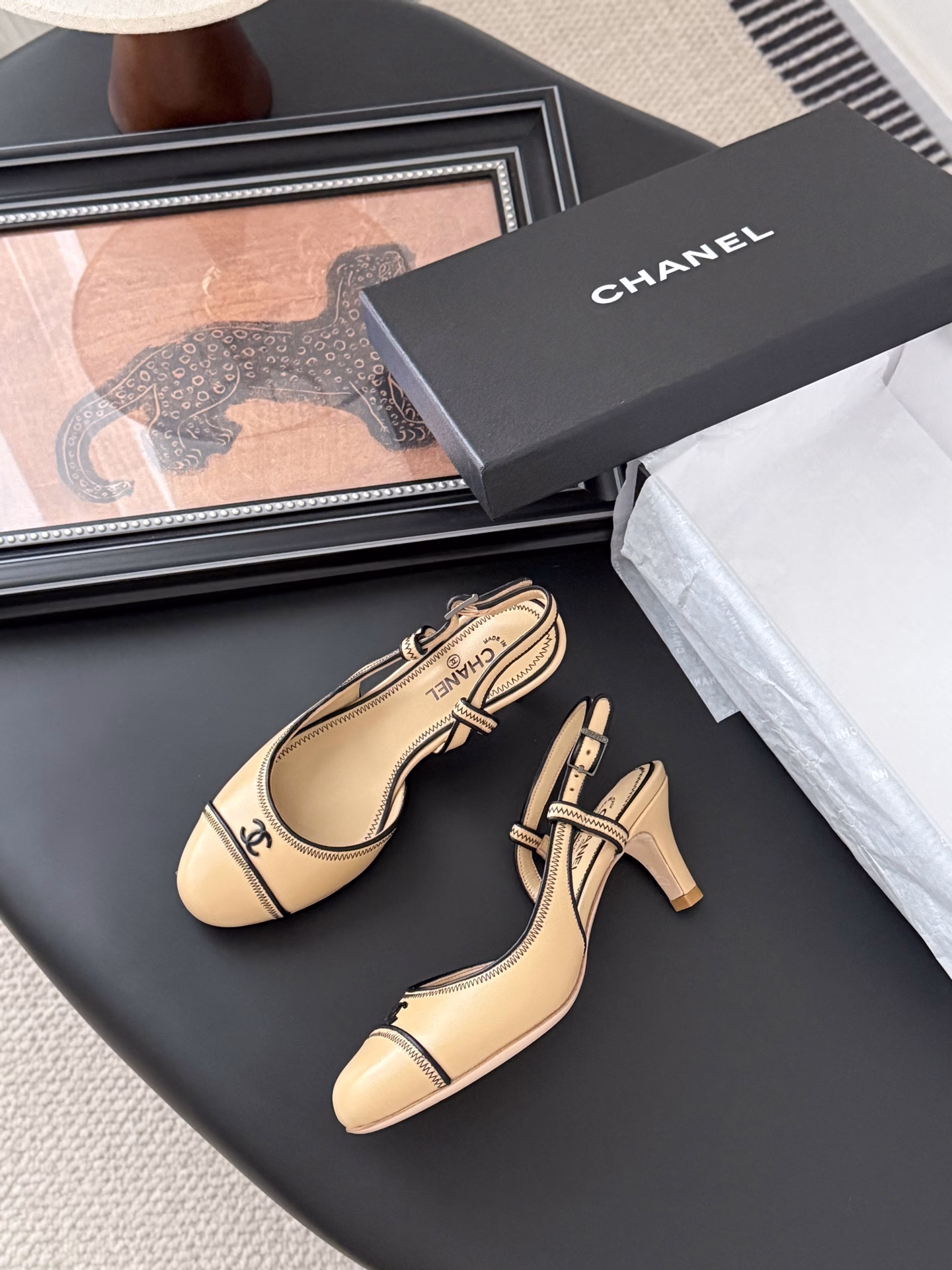 Chanel Vintage Series SandalsSimple but not simplistic, especially slim feet.Customized upper, sheepskin lining, thickened leather outsole.