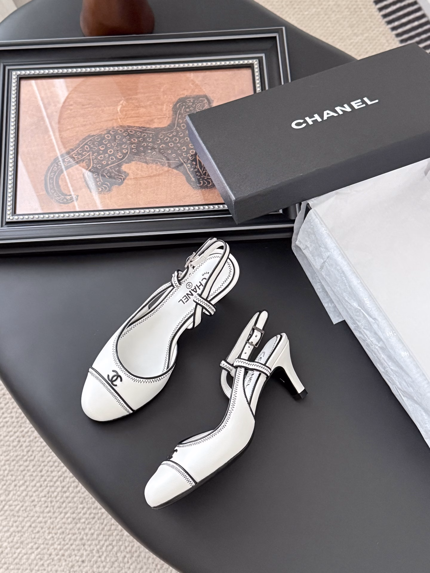 Chanel Vintage Series SandalsSimple but not simplistic, especially slim feet.Customized upper, sheepskin lining, thickened leather outsole.
