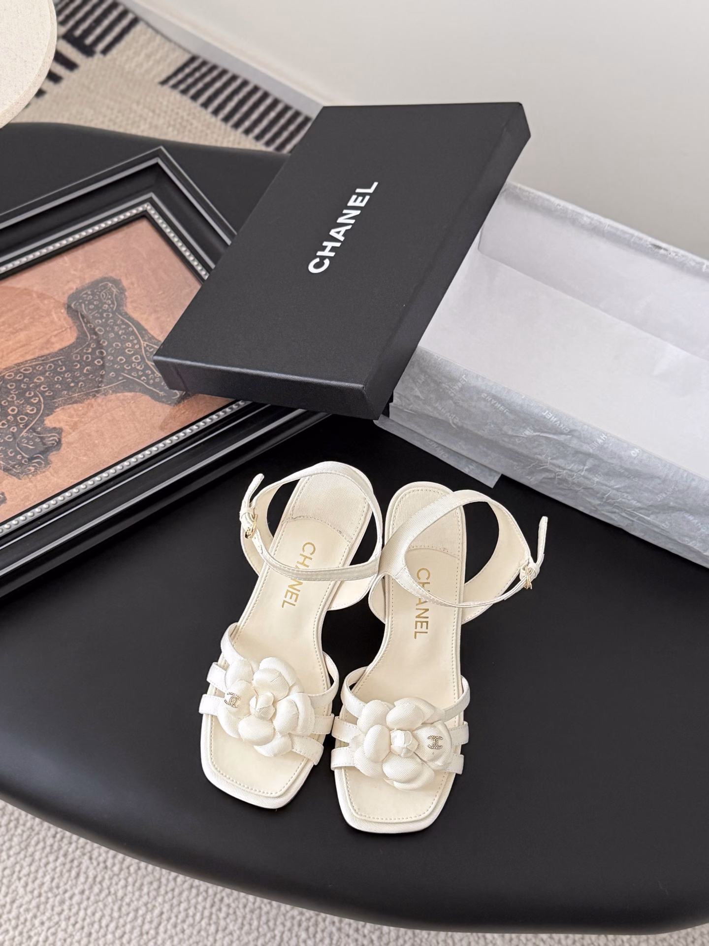 Chanel 25K Spring and Summer New Camellia Sandal SeriesThis season's Camellia series is really beautifulChampion's usual elegant lady temperamentFull of high-end feeling! Very nice on the feet~Whether worn barefoot or with a skirt, pants,Very versatile! Invincible beauty! Especially fairyThe upper is made of imported lambskinThe inner lining is mixed sheepskinItalian A-grade leather outsole