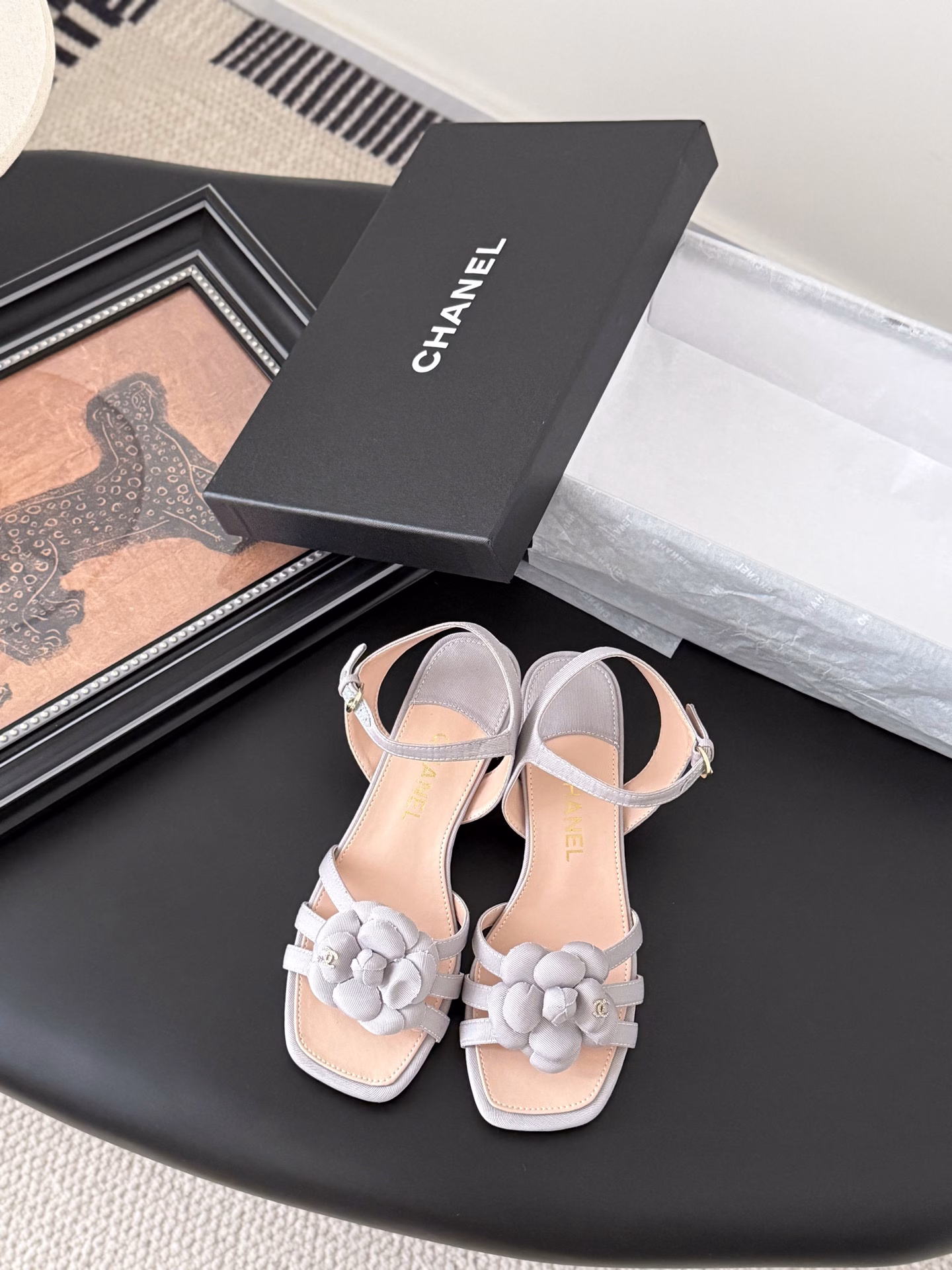 Chanel 25K Spring and Summer New Camellia Sandal SeriesThis season's Camellia series is really beautifulChampion's usual elegant lady temperamentFull of high-end feeling! Very nice on the feet~Whether worn barefoot or with a skirt, pants,Very versatile! Invincible beauty! Especially fairyThe upper is made of imported lambskinThe inner lining is mixed sheepskinItalian A-grade leather outsole