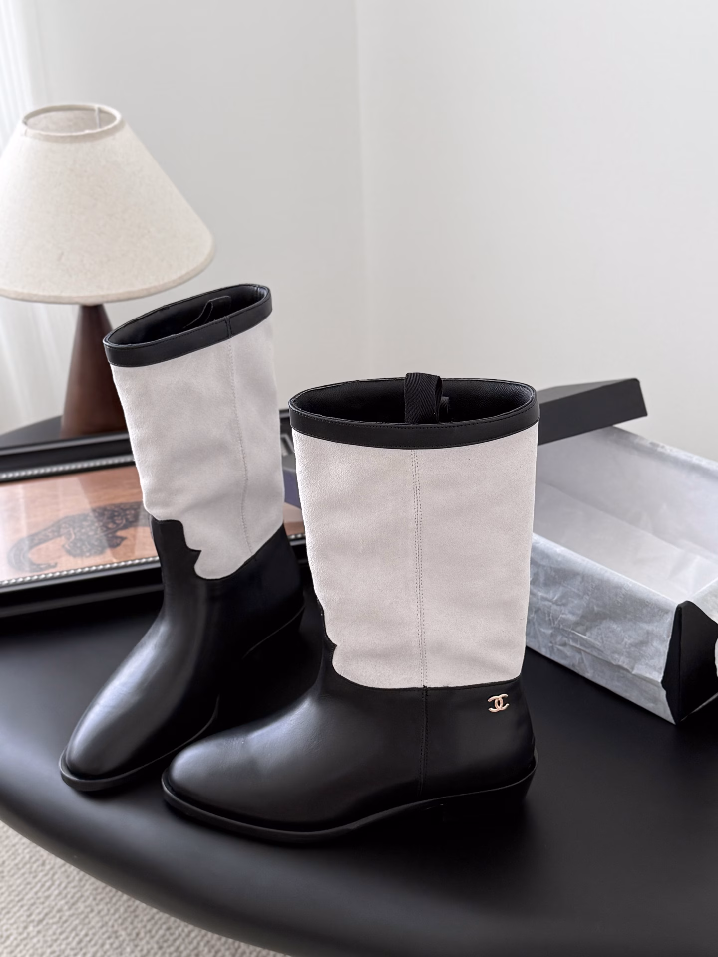 Chanel 25K new autumn and winter short bootsThis latest pair of boots is so beautiful😊The small logo next to the top boots adds a little detail to the overall look~It’s not available in China yet, buy it first and wear it firstThe upper is made of sheepskin, the lining is sheepskin, and the sole is made of genuine leather