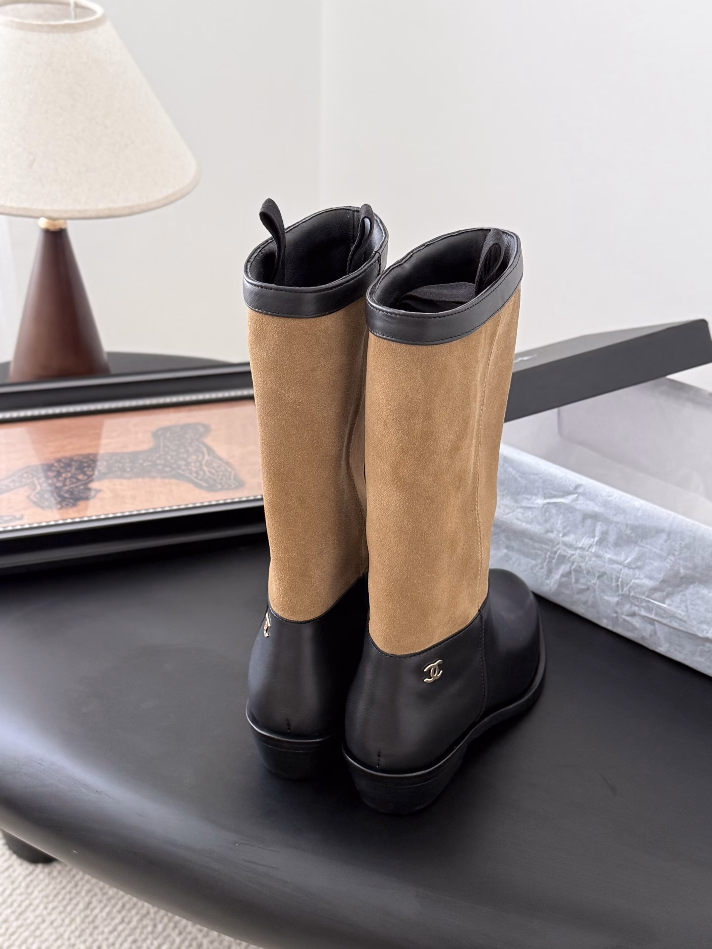 Chanel 25K new autumn and winter short bootsThis latest pair of boots is so beautiful😊The small logo next to the top boots adds a little detail to the overall look~It’s not available in China yet, buy it first and wear it firstThe upper is made of sheepskin, the lining is sheepskin, and the sole is made of genuine leather