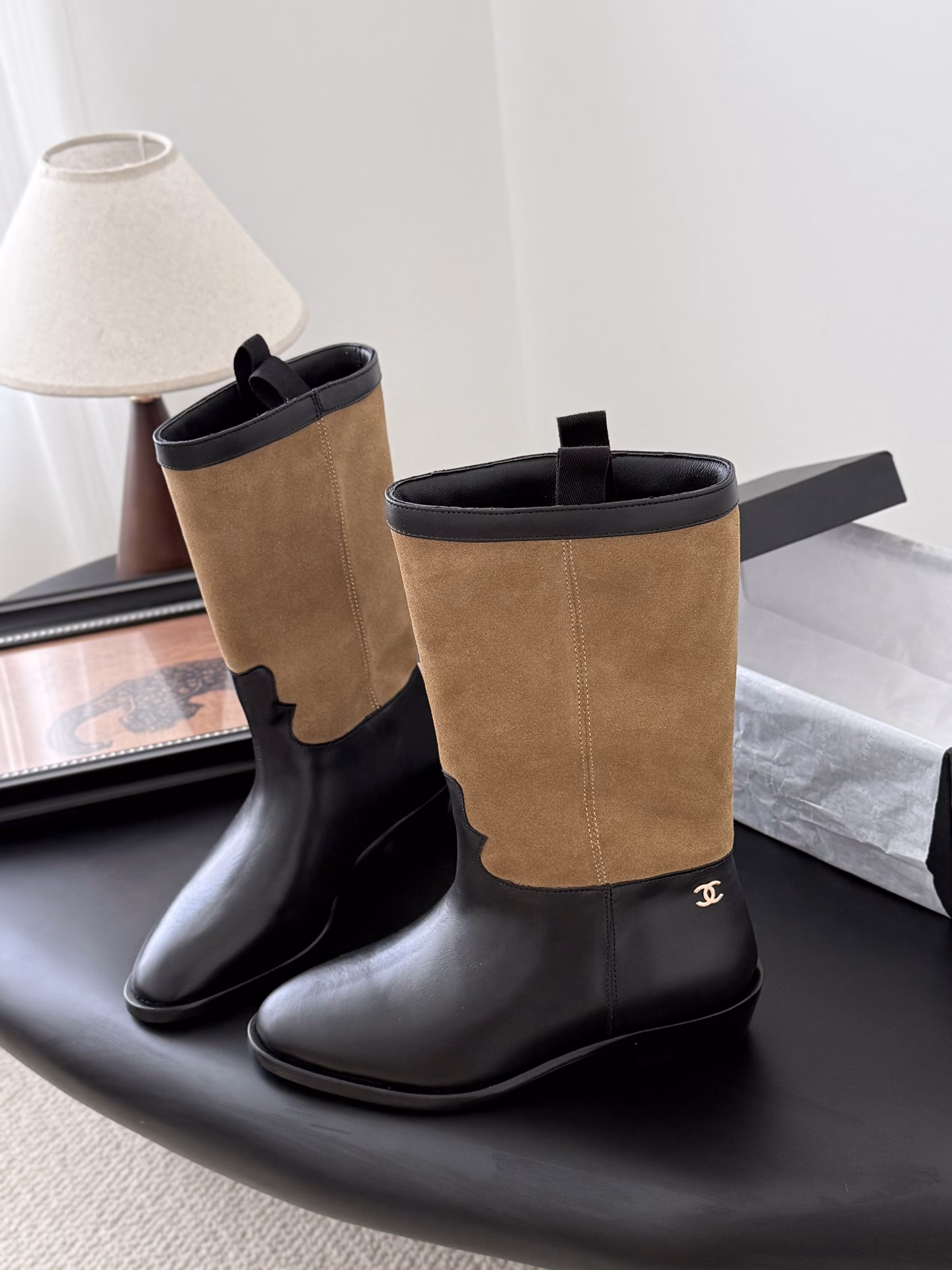 Chanel 25K new autumn and winter short bootsThis latest pair of boots is so beautiful😊The small logo next to the top boots adds a little detail to the overall look~It’s not available in China yet, buy it first and wear it firstThe upper is made of sheepskin, the lining is sheepskin, and the sole is made of genuine leather