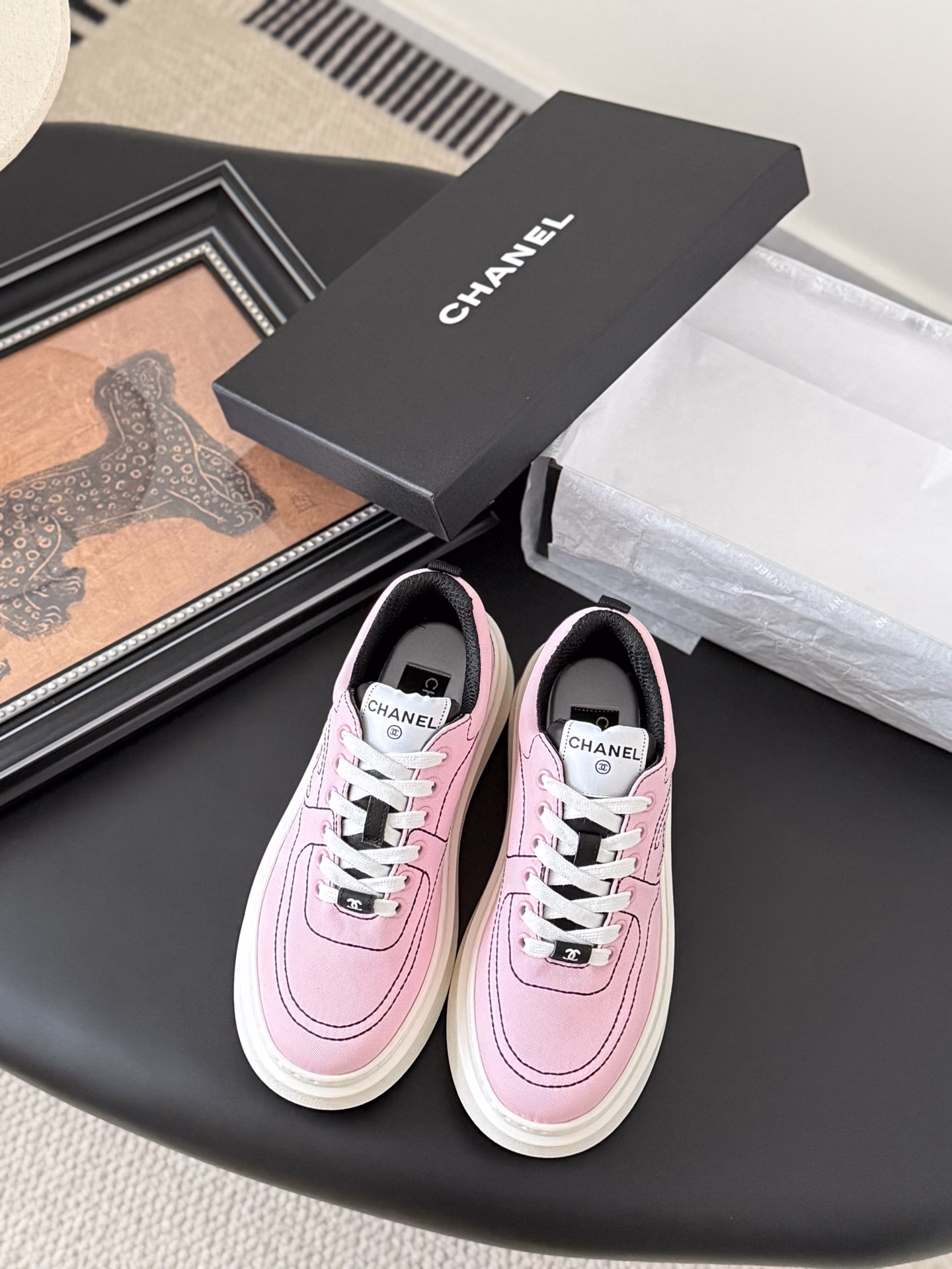 Chanel 25C new sports casual shoesVersatile style, you can never go wrong with any combinationThick sole makes your legs look taller and thinner!Original custom upper material, original outsole