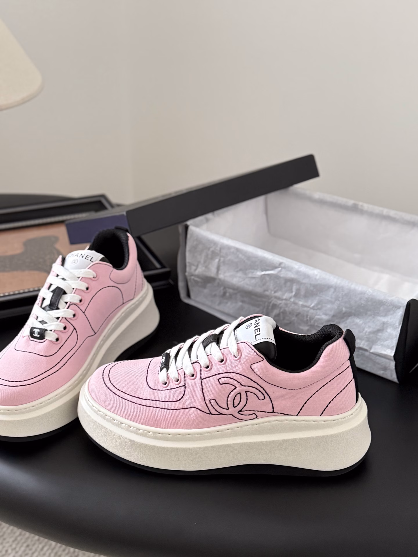 Chanel 25C new sports casual shoesVersatile style, you can never go wrong with any combinationThick sole makes your legs look taller and thinner!Original custom upper material, original outsole