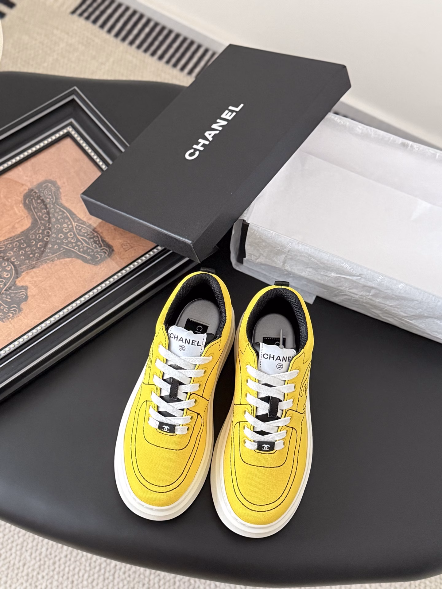 Chanel 25C new sports casual shoesVersatile style, you can never go wrong with any combinationThick sole makes your legs look taller and thinner!Original custom upper material, original outsole