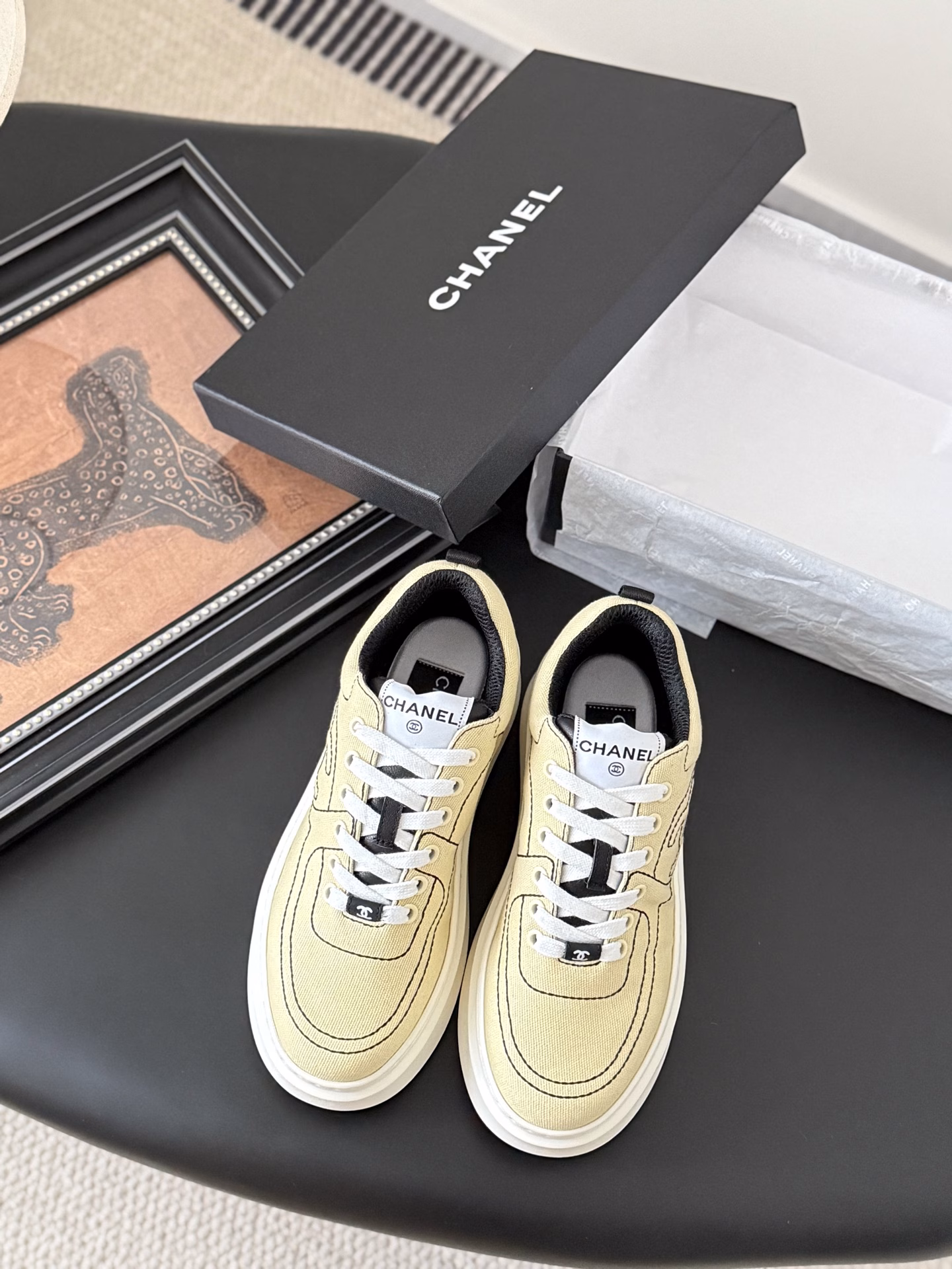 Chanel 25C new sports casual shoesVersatile style, you can never go wrong with any combinationThick sole makes your legs look taller and thinner!Original custom upper material, original outsole