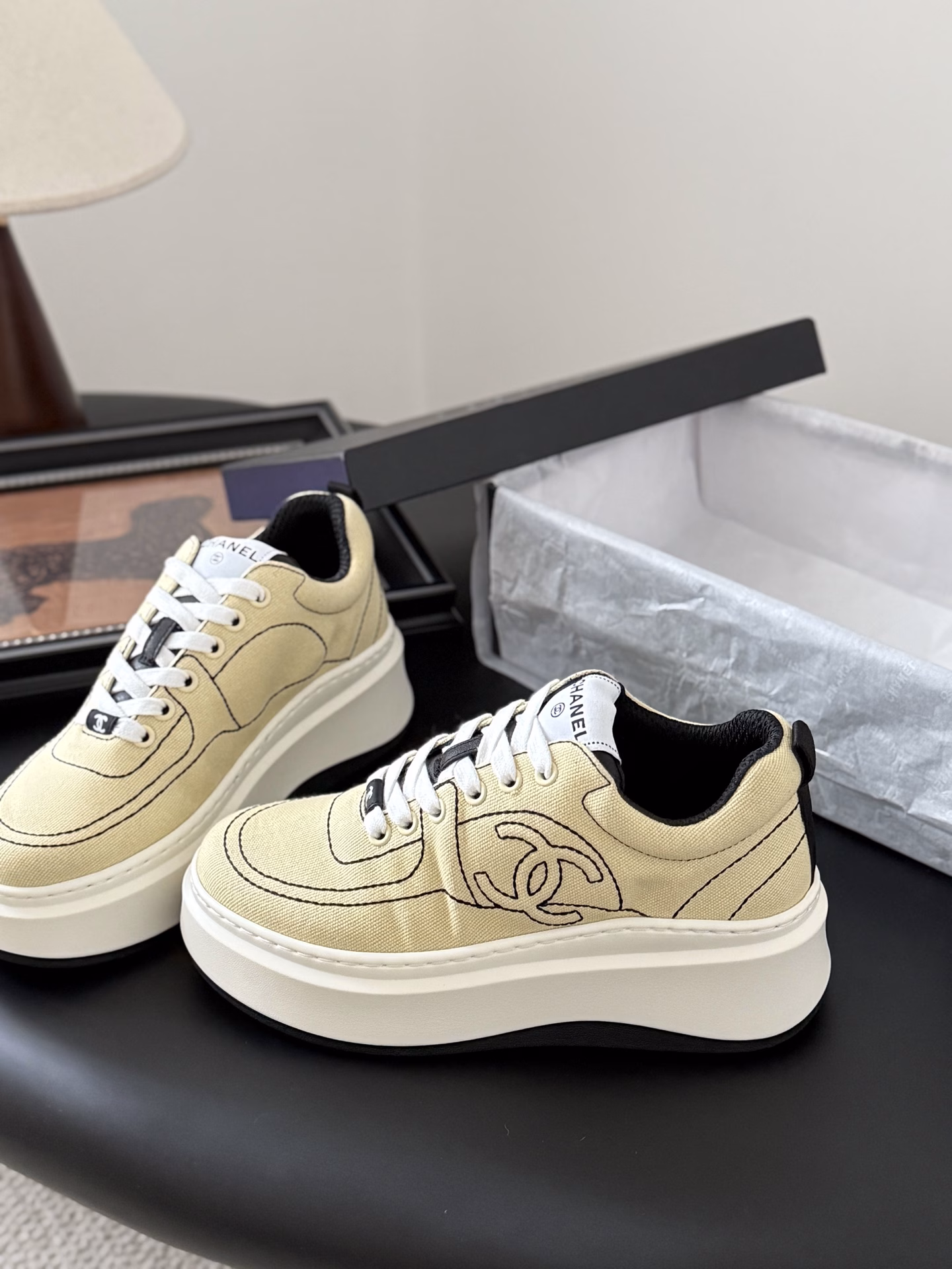 Chanel 25C new sports casual shoesVersatile style, you can never go wrong with any combinationThick sole makes your legs look taller and thinner!Original custom upper material, original outsole