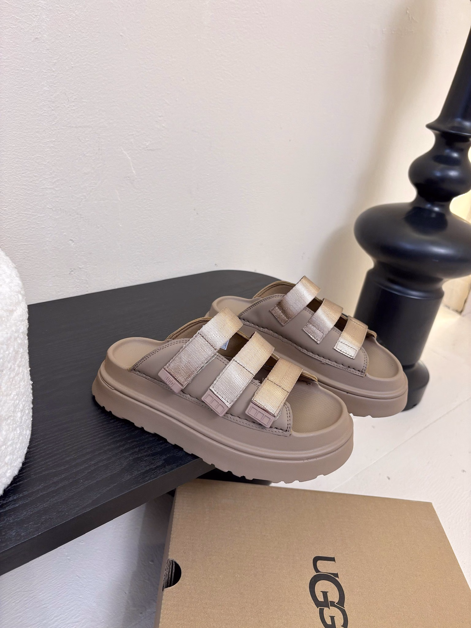 UGG new thick-soled little internet celebrity slippers, small fat Ding Dudu slippers single shoes… with embroidery, versatile and fashionable! One-time molding outsole is non-slip and wear-resistant