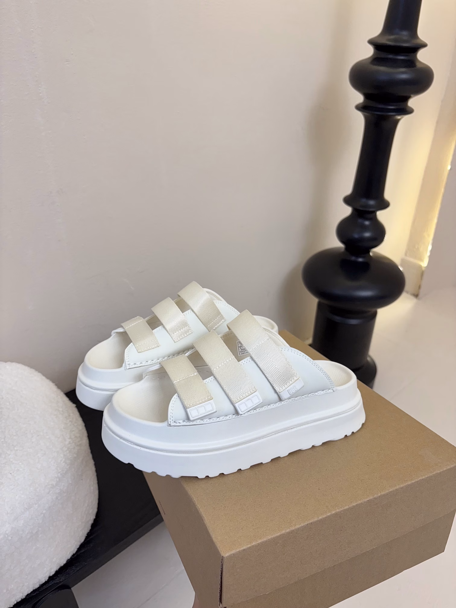 UGG new thick-soled little internet celebrity slippers, small fat Ding Dudu slippers single shoes… with embroidery, versatile and fashionable! One-time molding outsole is non-slip and wear-resistant