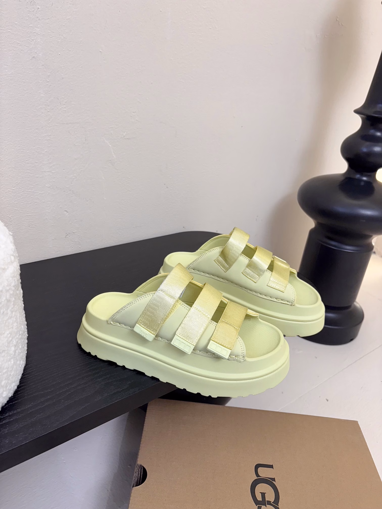 UGG new thick-soled little internet celebrity slippers, small fat Ding Dudu slippers single shoes… with embroidery, versatile and fashionable! One-time molding outsole is non-slip and wear-resistant