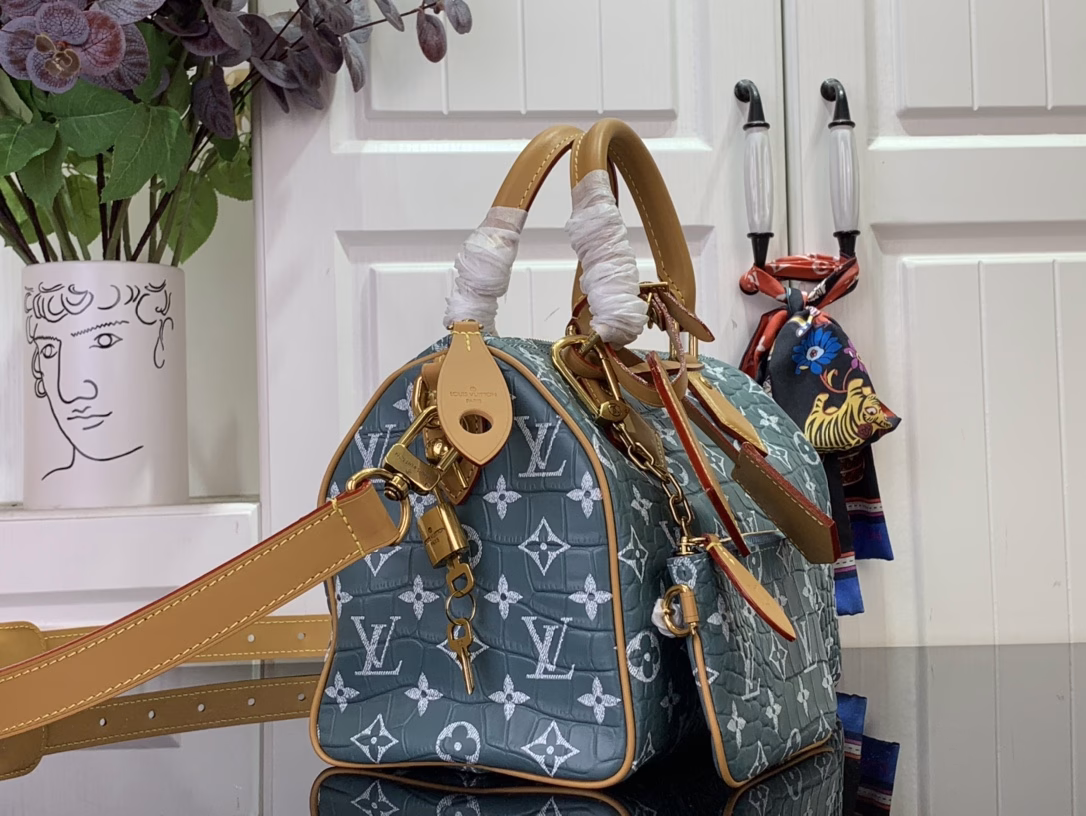 This Capucines Souple medium bag is made of soft grained cowhide leather and features a signature key holder and unique gemstone decoration. The flap can be opened externally or internally, providing ample space for daily necessities such as a mobile phone. It is suitable for both hand and shoulder carry.
