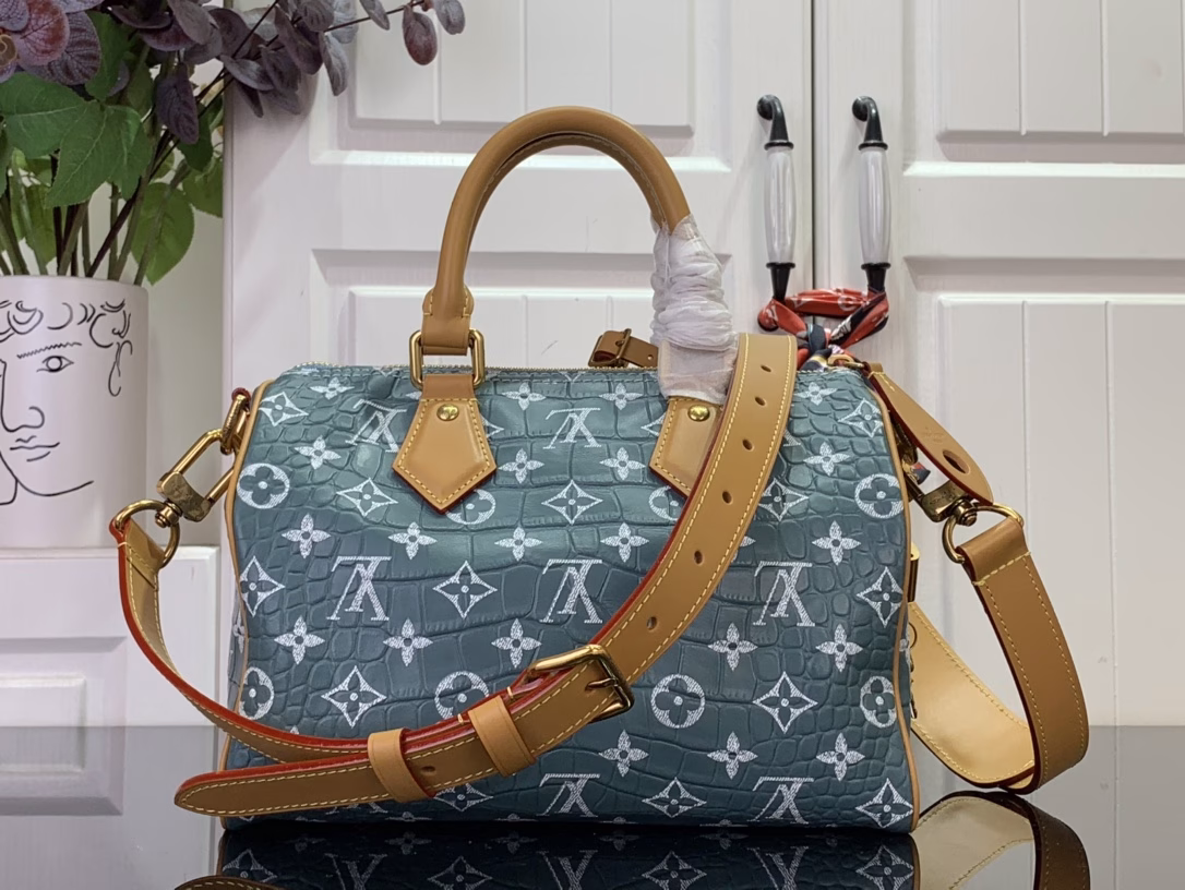 This Capucines Souple medium bag is made of soft grained cowhide leather and features a signature key holder and unique gemstone decoration. The flap can be opened externally or internally, providing ample space for daily necessities such as a mobile phone. It is suitable for both hand and shoulder carry.