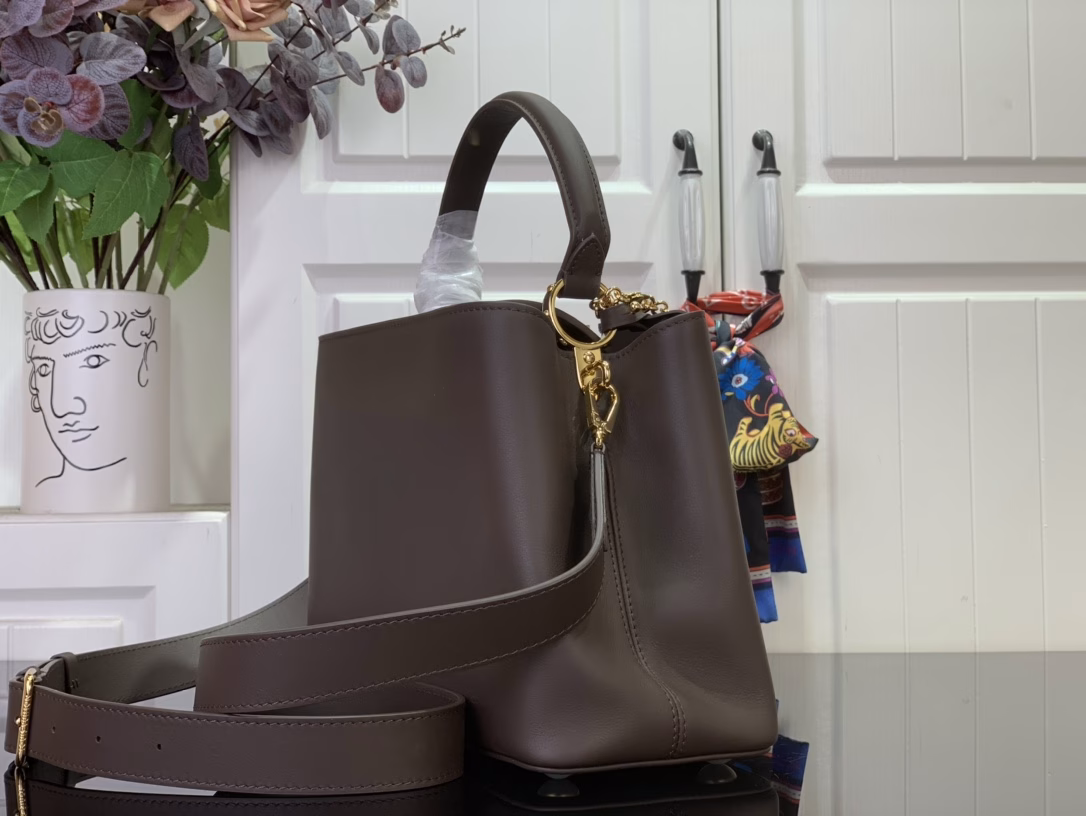 This Capucines Souple medium bag is made of soft grained cowhide leather and features a signature key holder and unique gemstone decoration. The flap can be opened externally or internally, providing ample space for daily necessities such as a mobile phone. It is suitable for both hand and shoulder carry.