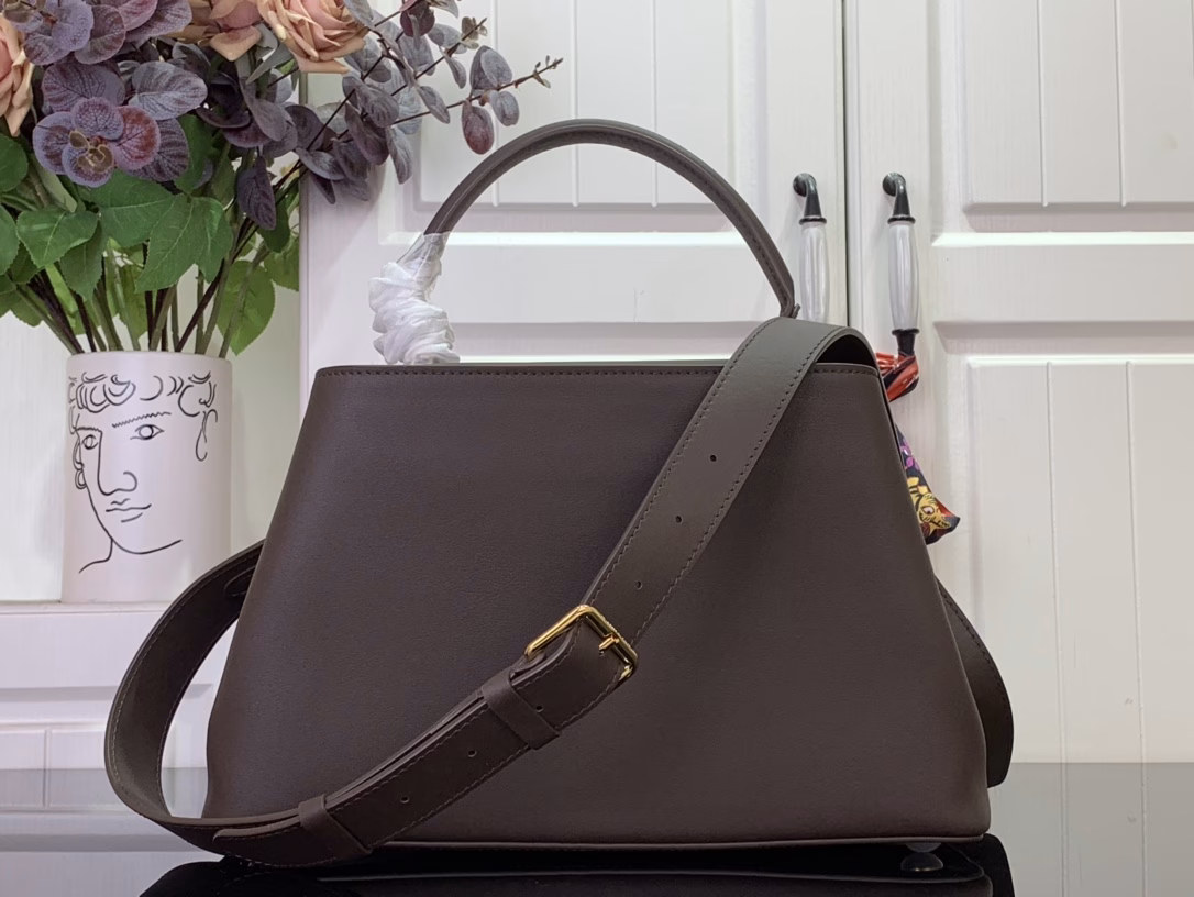 This Capucines Souple medium bag is made of soft grained cowhide leather and features a signature key holder and unique gemstone decoration. The flap can be opened externally or internally, providing ample space for daily necessities such as a mobile phone. It is suitable for both hand and shoulder carry.