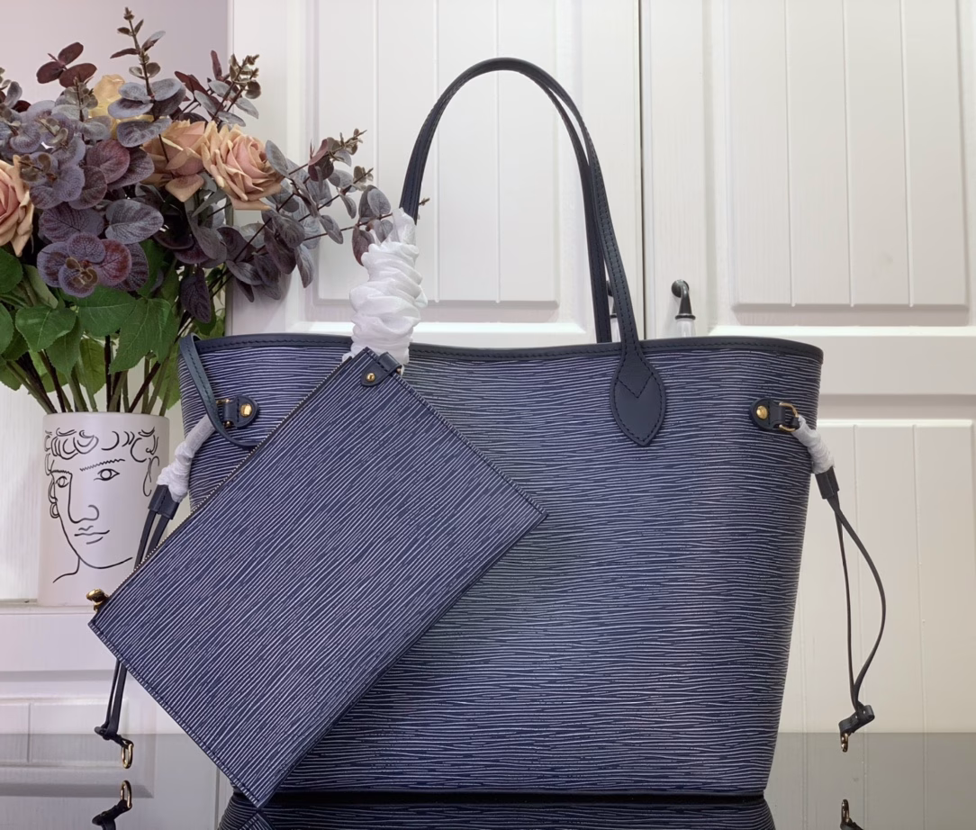 The Neverfull MM bag strikes a balance between direction and timelessness in a cool denim blue finish. It is made from iconic Epi leather and embellished with gold hardware. The interior offers a removable monogram zip pocket and is lined with monogram denim. Use the side laces to tighten the silhouette, wear it over the shoulder or carry it by hand.