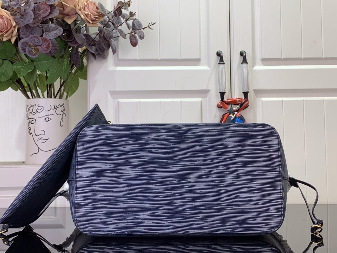 The Neverfull MM bag strikes a balance between direction and timelessness in a cool denim blue finish. It is made from iconic Epi leather and embellished with gold hardware. The interior offers a removable monogram zip pocket and is lined with monogram denim. Use the side laces to tighten the silhouette, wear it over the shoulder or carry it by hand.