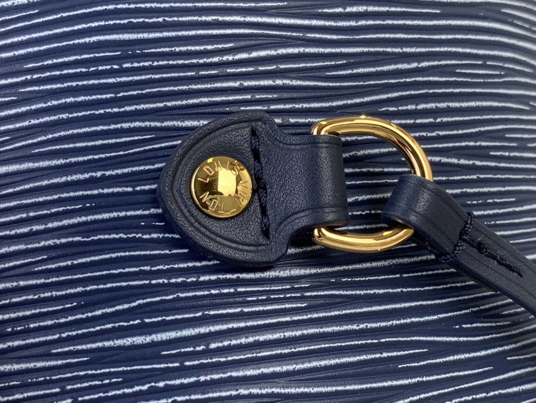 The Neverfull MM bag strikes a balance between direction and timelessness in a cool denim blue finish. It is made from iconic Epi leather and embellished with gold hardware. The interior offers a removable monogram zip pocket and is lined with monogram denim. Use the side laces to tighten the silhouette, wear it over the shoulder or carry it by hand.