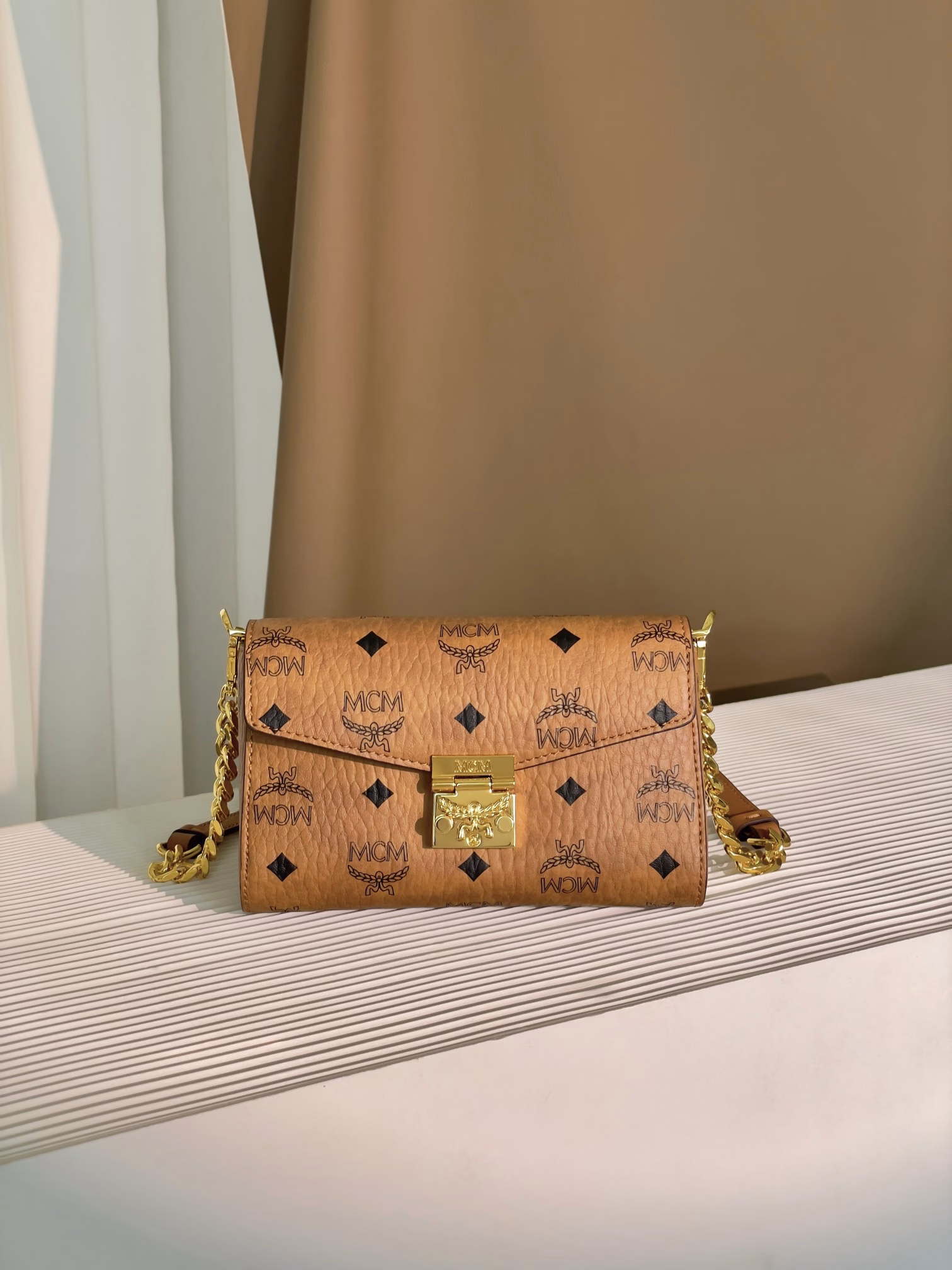 𝐌𝐂𝐌 𝐓𝐫𝐚𝐜𝐲 𝐕𝐢𝐬𝐞𝐭𝐨𝐬Exclusive®️ monogram printThis otherworldly Tracy crossbody bag is made from Italian Visetos and Nappa leather. This classic carry-on bag features the iconic laurel lock and a lightweight chain shoulder strap for effortless elegance