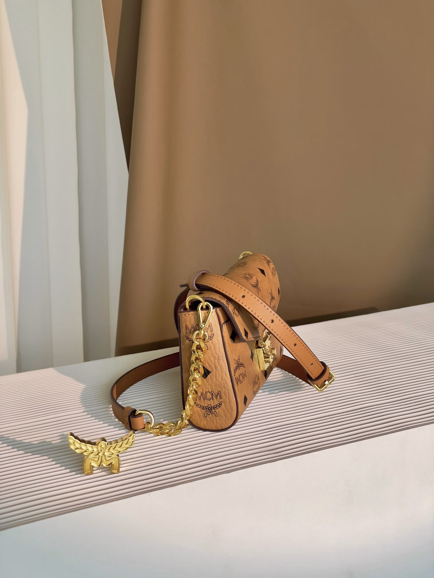 𝐌𝐂𝐌 𝐓𝐫𝐚𝐜𝐲 𝐕𝐢𝐬𝐞𝐭𝐨𝐬Exclusive®️ monogram printThis otherworldly Tracy crossbody bag is made from Italian Visetos and Nappa leather. This classic carry-on bag features the iconic laurel lock and a lightweight chain shoulder strap for effortless elegance