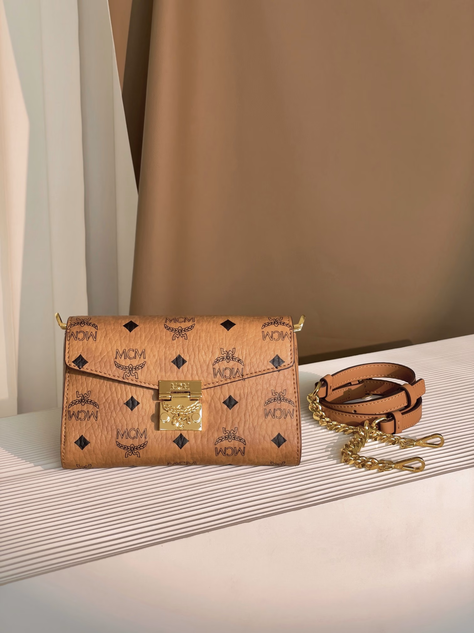 𝐌𝐂𝐌 𝐓𝐫𝐚𝐜𝐲 𝐕𝐢𝐬𝐞𝐭𝐨𝐬Exclusive®️ monogram printThis otherworldly Tracy crossbody bag is made from Italian Visetos and Nappa leather. This classic carry-on bag features the iconic laurel lock and a lightweight chain shoulder strap for effortless elegance