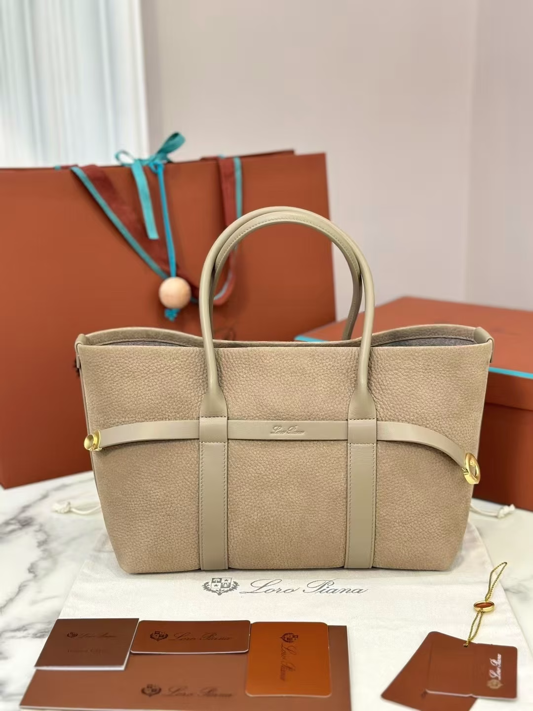 Loro Piana｜New Ghiera ShopperThe large-capacity design is made of grained leather and is versatile. The buckle creates a unique style, and it can also be carried closed for a sophisticated look. Whether it is carried on the shoulder or by hand, it can be easily controlled and exudes elegance.