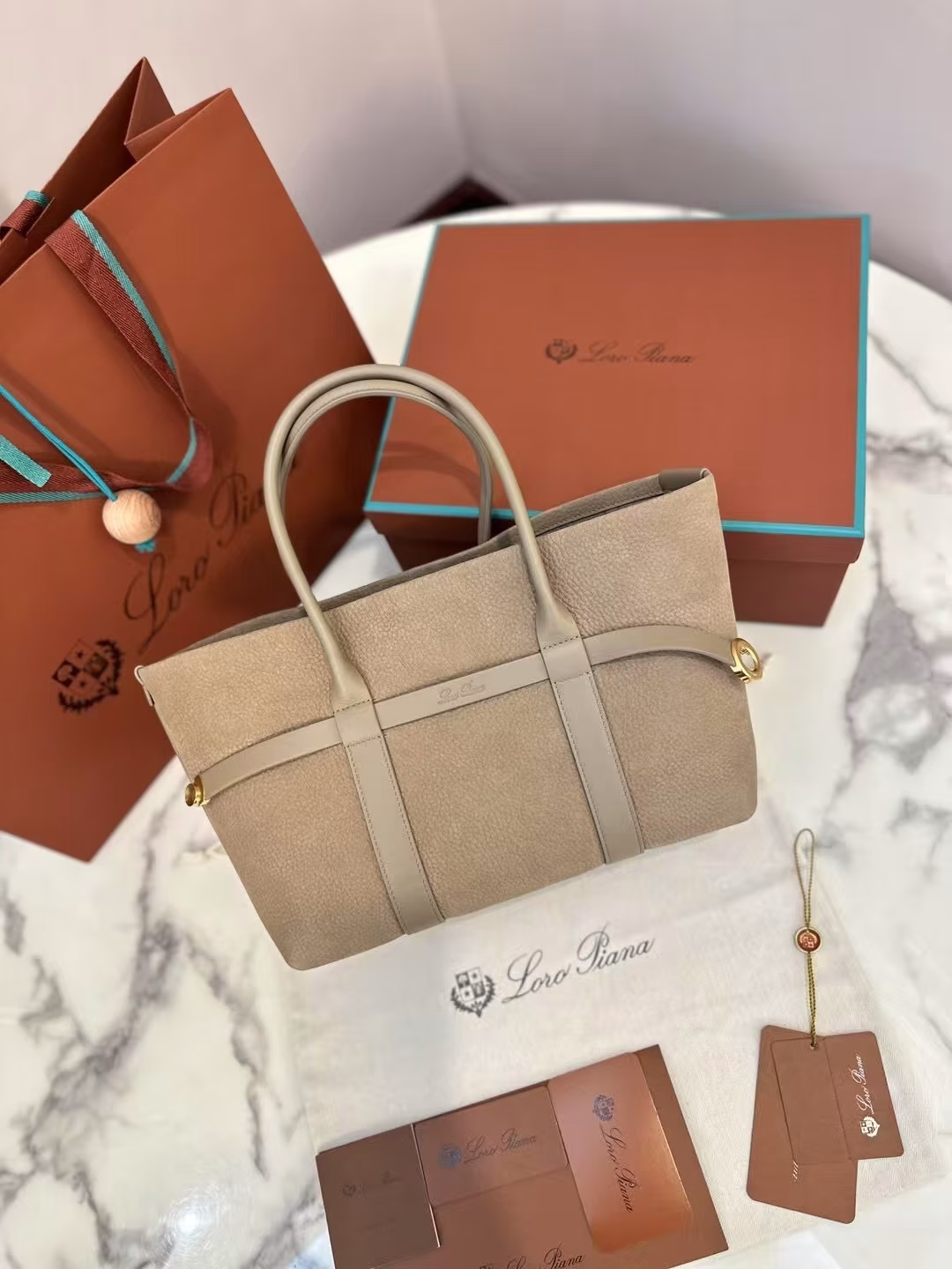 Loro Piana｜New Ghiera ShopperThe large-capacity design is made of grained leather and is versatile. The buckle creates a unique style, and it can also be carried closed for a sophisticated look. Whether it is carried on the shoulder or by hand, it can be easily controlled and exudes elegance.